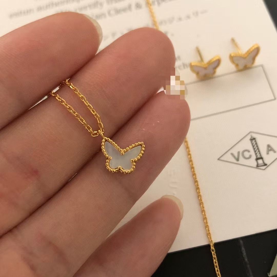 各【精工版本】❤️梵克雅宝VCA对版高级白贝母迷你蝴蝶耳钉🌹这款上身非常的大气耐看👍 采用的贝母都是精挑