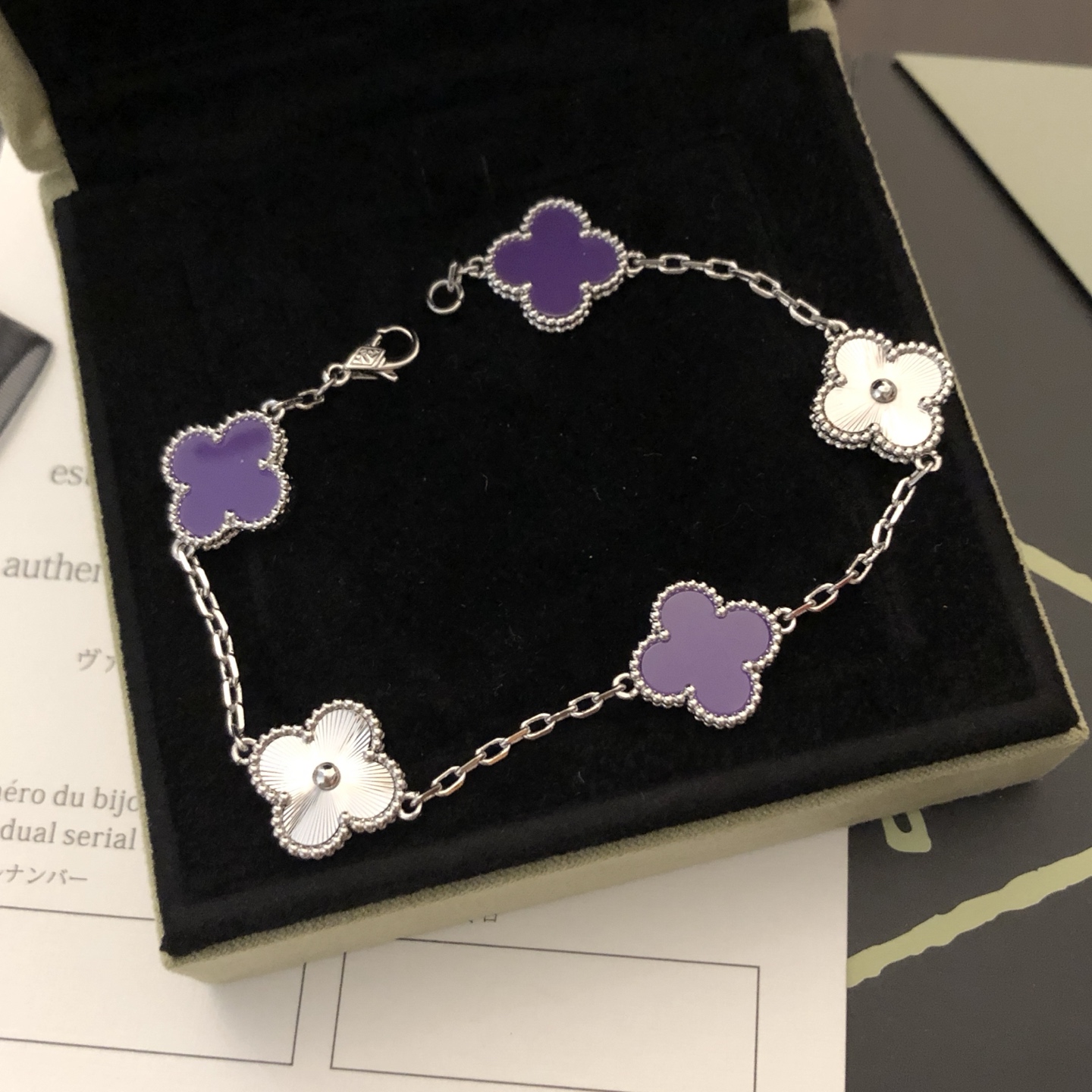 【精工版本】梵克雅宝 VCA镭射间隔紫罗兰五花手链，💜以经典的四叶草为造型元素，寓意美好。四叶草象征着爱