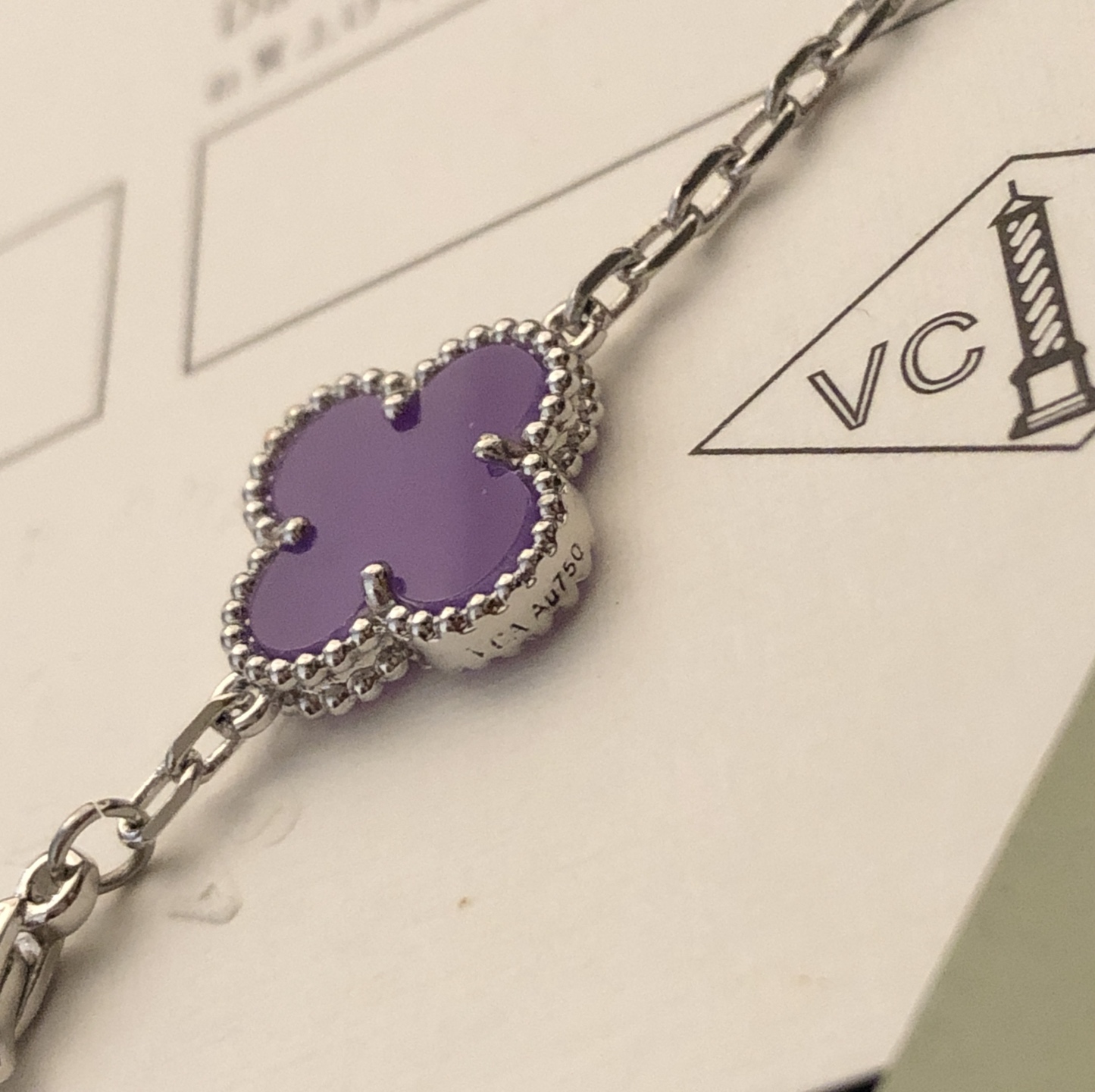 【精工版本】梵克雅宝 VCA镭射间隔紫罗兰五花手链，💜以经典的四叶草为造型元素，寓意美好。四叶草象征着爱