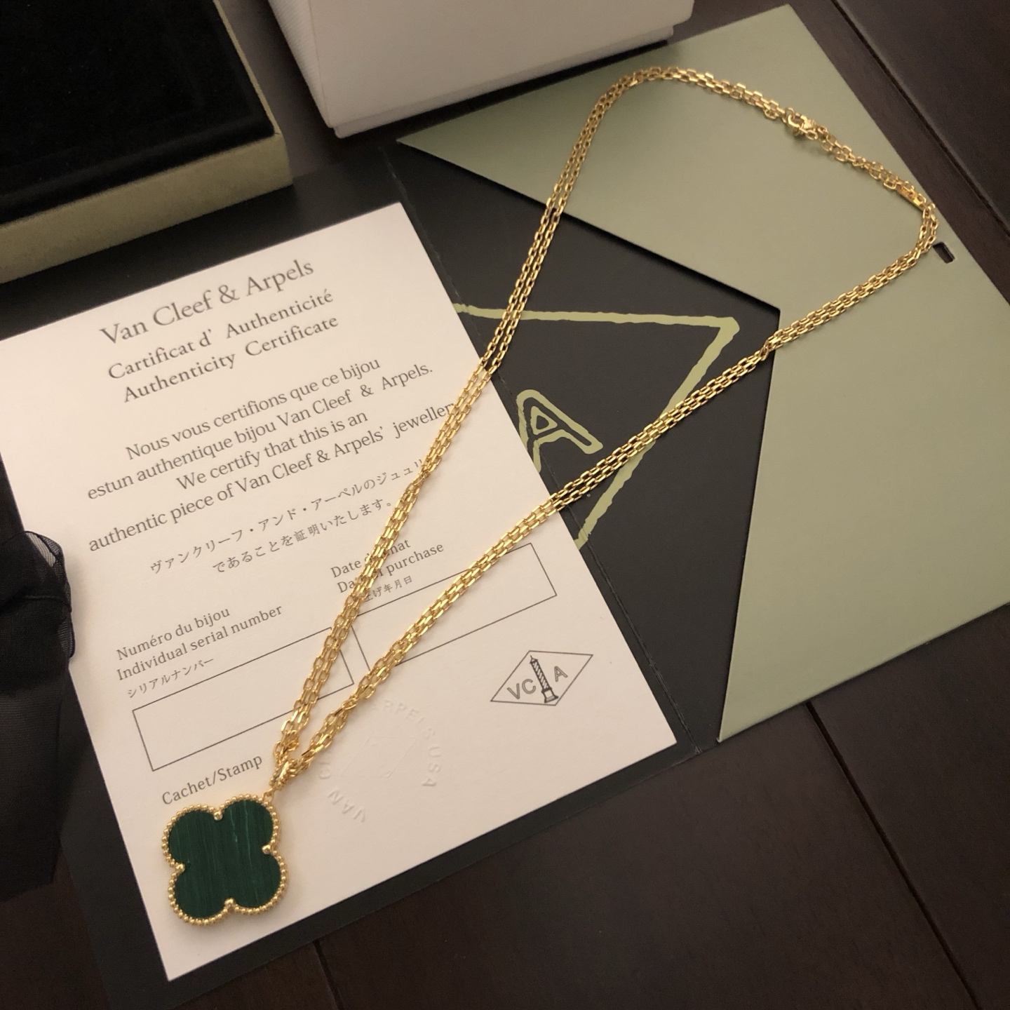 Collar Van Cleef Arpels Magic Alhambra oro amarillo de 18k con motivos de trébol de cornalina y malaquita Colgante de 25mm