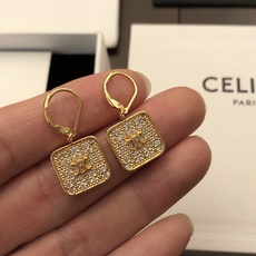 【金色凯旋门满钻方块耳环】新款 Celine 赛琳耳环 满钻小方块,闪闪的✨好可爱😍像块小饼干❗️非常清 【金色凯旋门满钻方块耳环】新款 Celine 赛琳耳环 满钻小方块,闪闪的✨好可爱😍像块小饼干❗️非常清
