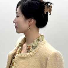 【金色凯旋门满钻方块耳环】新款 Celine 赛琳耳环 满钻小方块,闪闪的✨好可爱😍像块小饼干❗️非常清 【金色凯旋门满钻方块耳环】新款 Celine 赛琳耳环 满钻小方块,闪闪的✨好可爱😍像块小饼干❗️非常清