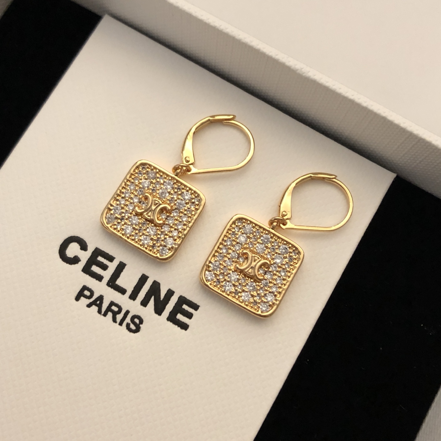 【金色凯旋门满钻方块耳环】新款 Celine 赛琳耳环 满钻小方块，闪闪的✨好可爱😍像块小饼干❗️非常清