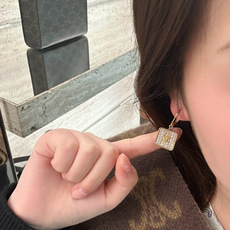 【金色凯旋门满钻方块耳环】新款 Celine 赛琳耳环 满钻小方块,闪闪的✨好可爱😍像块小饼干❗️非常清 【金色凯旋门满钻方块耳环】新款 Celine 赛琳耳环 满钻小方块,闪闪的✨好可爱😍像块小饼干❗️非常清
