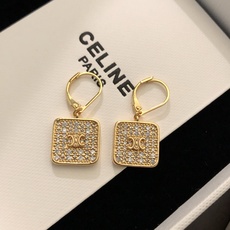【金色凯旋门满钻方块耳环】新款 Celine 赛琳耳环 满钻小方块,闪闪的✨好可爱😍像块小饼干❗️非常清 【金色凯旋门满钻方块耳环】新款 Celine 赛琳耳环 满钻小方块,闪闪的✨好可爱😍像块小饼干❗️非常清