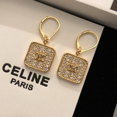 【金色凯旋门满钻方块耳环】新款 Celine 赛琳耳环 满钻小方块,闪闪的✨好可爱😍像块小饼干❗️非常清 【金色凯旋门满钻方块耳环】新款 Celine 赛琳耳环 满钻小方块,闪闪的✨好可爱😍像块小饼干❗️非常清