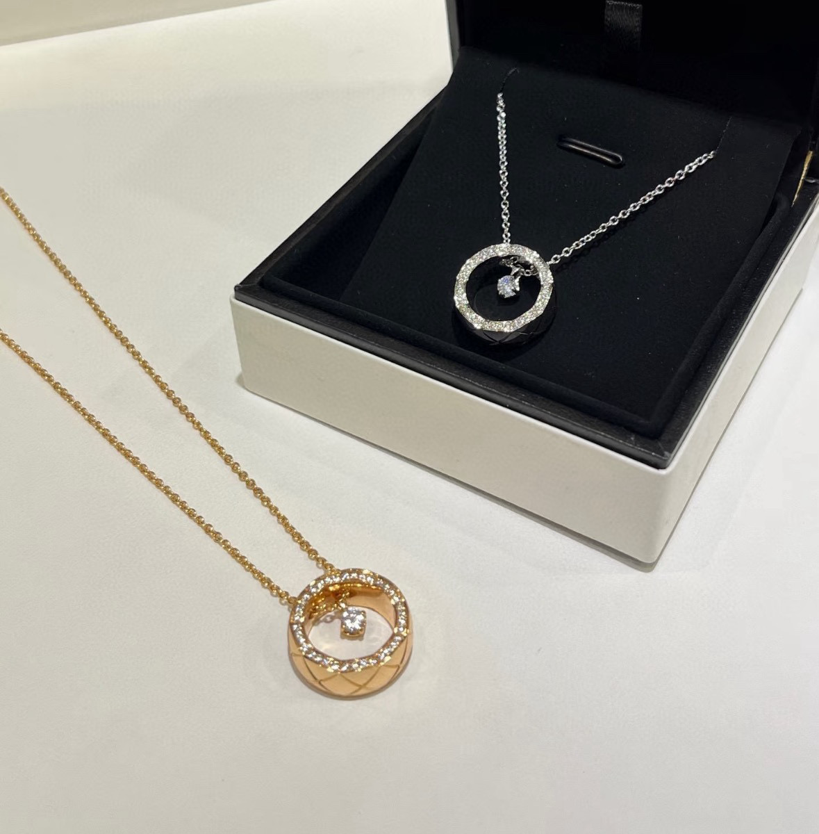 👑【精工版本】香奈儿项链🤩 Coco 新款 圆圈 菱格 单钻项链 中间主石钻石，是整颗钻石，链子穿着整颗