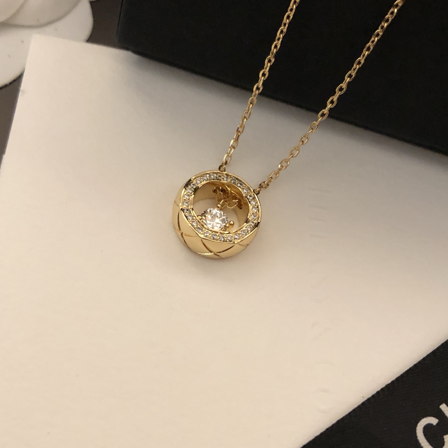 👑【精工版本】香奈儿项链🤩 Coco 新款 圆圈 菱格 单钻项链 中间主石钻石，是整颗钻石，链子穿着整颗