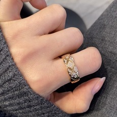 【精工版本】Chanel最经典最优雅的香奈儿菱格纹戒指,摩登又率直,个性独立,气质不凡,低调奢华,极富现 【精工版本】Chanel最经典最优雅的香奈儿菱格纹戒指,摩登又率直,个性独立,气质不凡,低调奢华,极富现