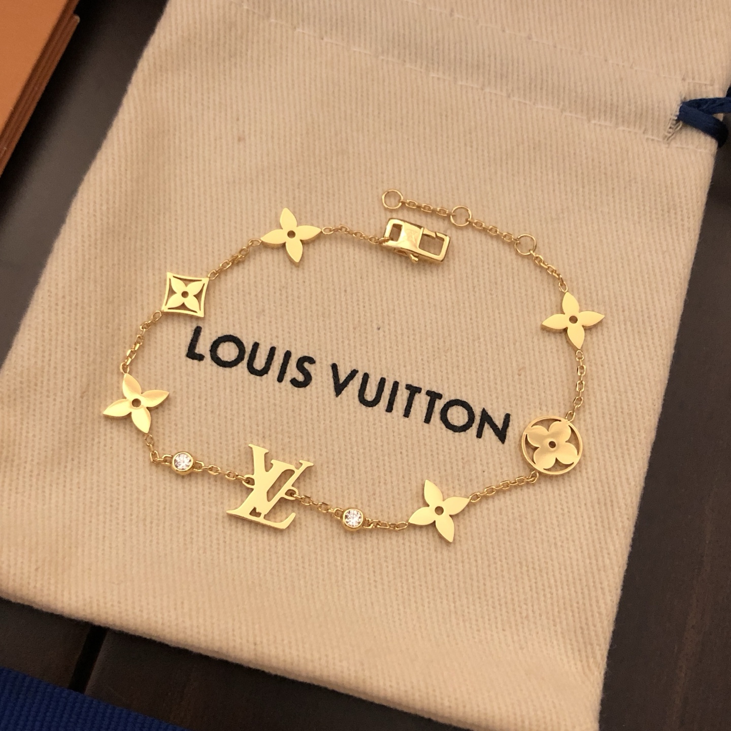 😘😘😘LV黄金色字母多花手链    路易威登手链 个性 带来时髦、有趣的视觉，明亮式切割工艺使表面抛光非