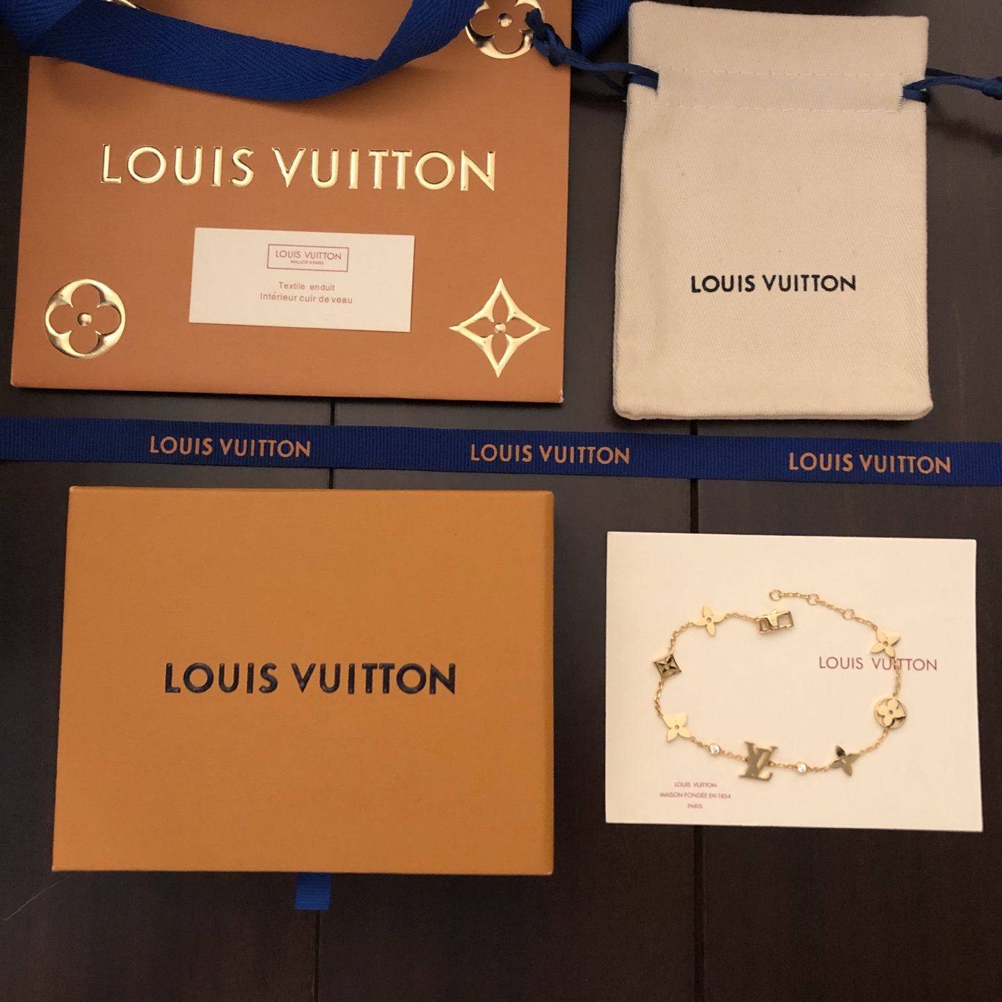 😘😘😘LV黄金色字母多花手链    路易威登手链 个性 带来时髦、有趣的视觉，明亮式切割工艺使表面抛光非