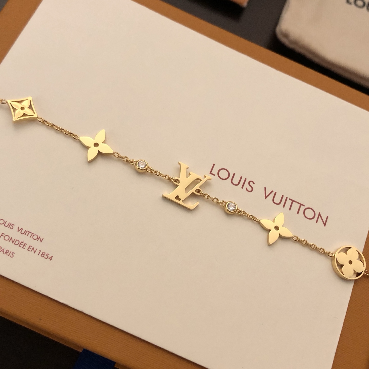 😘😘😘LV黄金色字母多花手链    路易威登手链 个性 带来时髦、有趣的视觉，明亮式切割工艺使表面抛光非