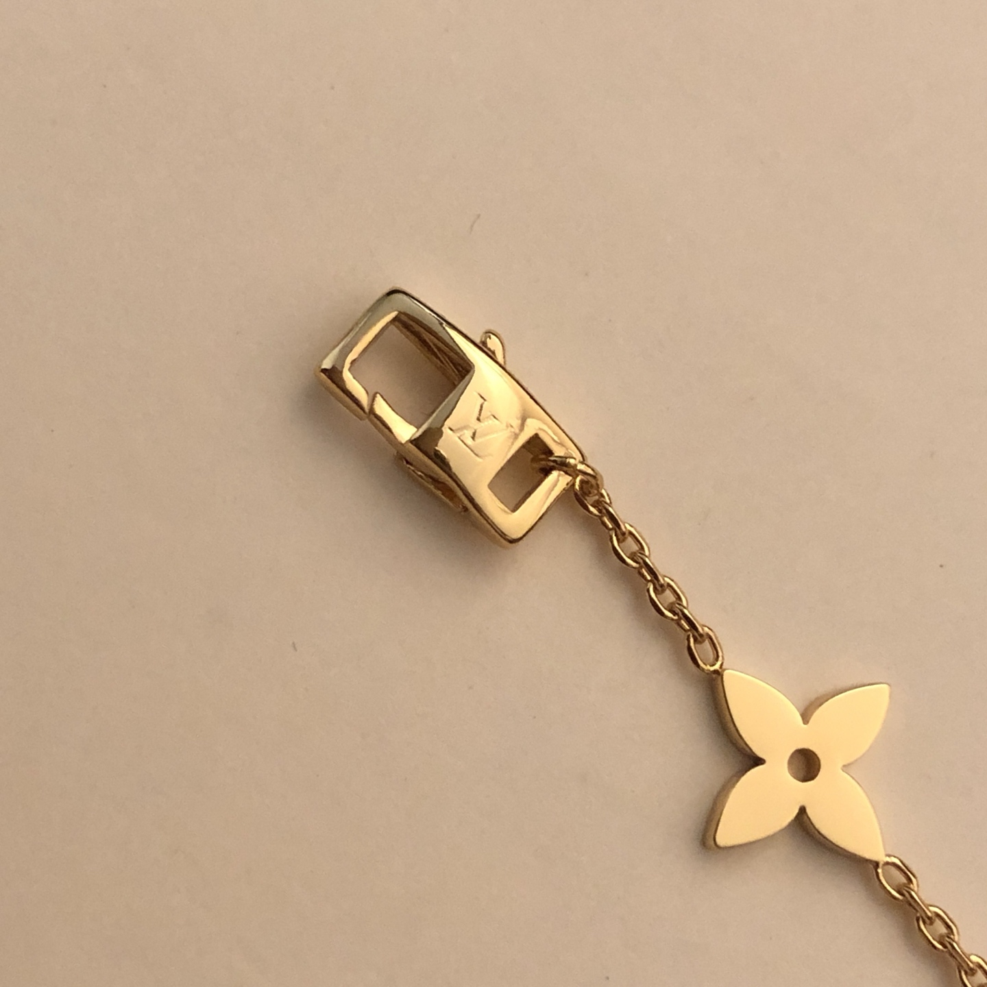 😘😘😘LV黄金色字母多花手链    路易威登手链 个性 带来时髦、有趣的视觉，明亮式切割工艺使表面抛光非