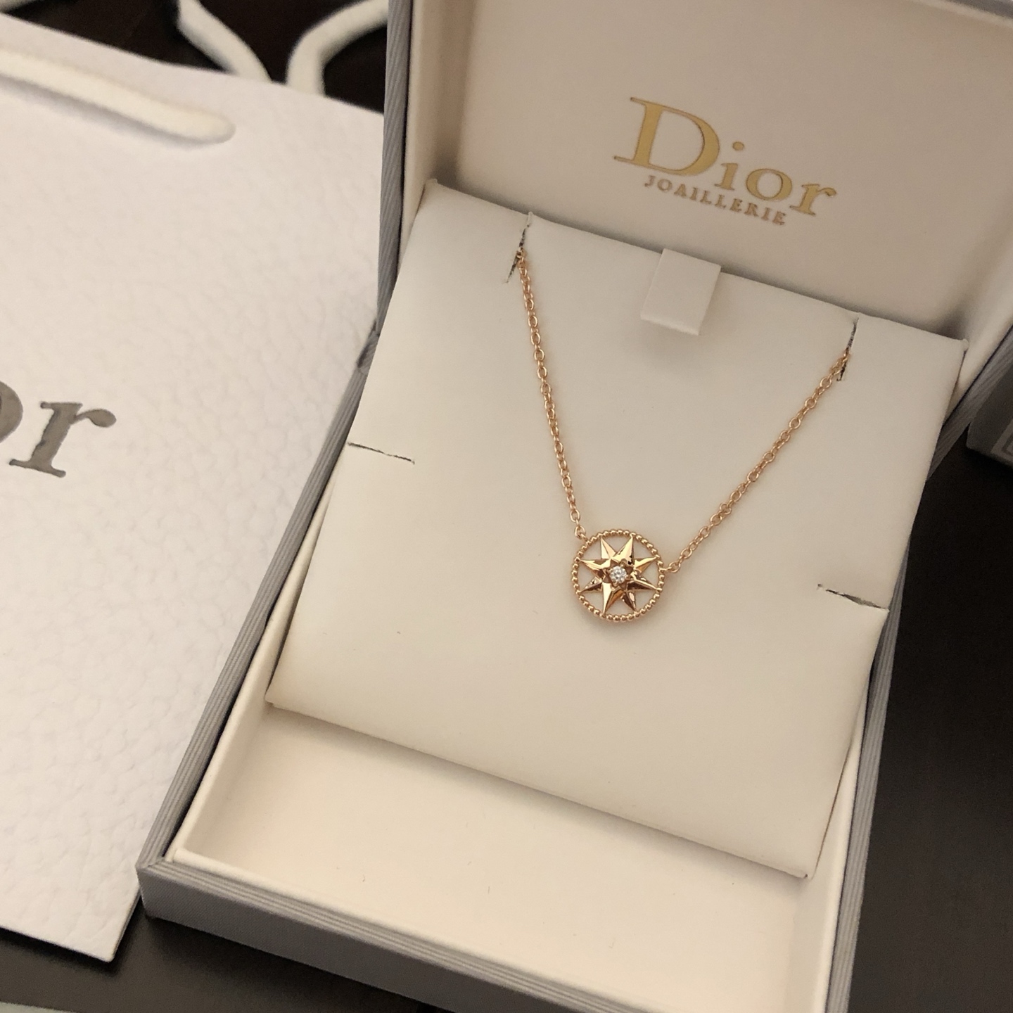 各🆕专柜火爆新款DIRO罗盘套装。迪奥项链手链😘可以双面佩戴，明星追捧款。Victoire de cas