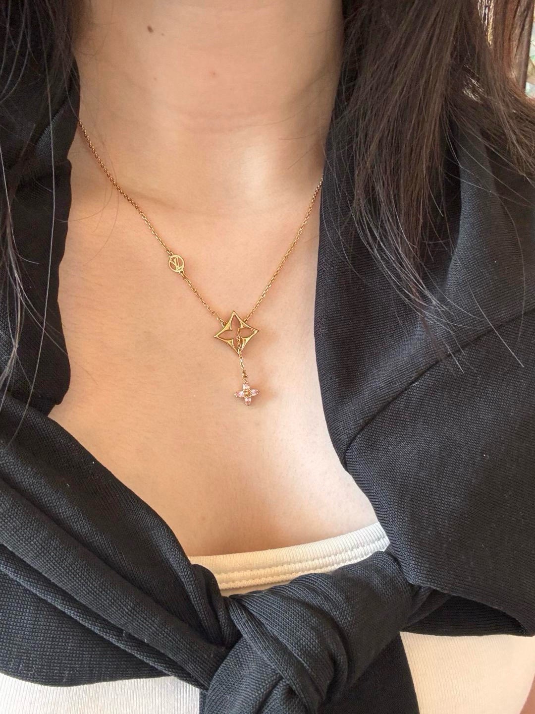 【Collar L verde con rosa de diamantes y calado】Collar de Louis Vuitton LV ¡Muy recomendado! ¡Este es realmente hermoso!…
