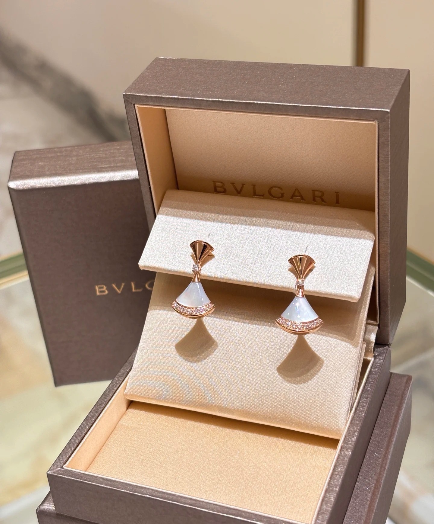 【,Precision version】Bvlgari natural stone❤️new white mother-of-pearl fan-shaped shell skirt earrings. Another pair of e…