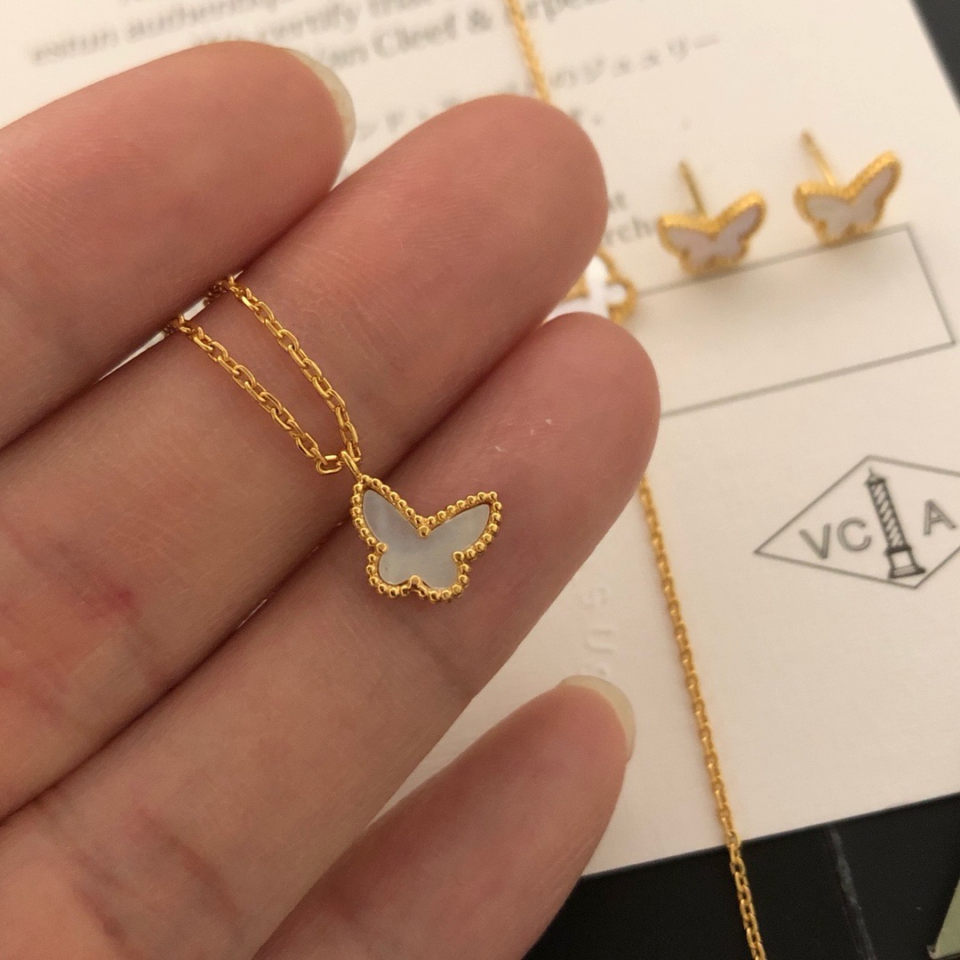 各【精工版本】❤️梵克雅宝VCA对版高级白贝母迷你蝴蝶耳钉🌹这款上身非常的大气耐看👍 采用的贝母都是精挑
