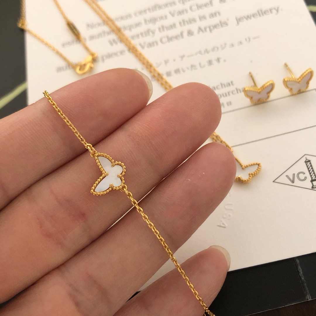 各【精工版本】❤️梵克雅宝VCA对版高级白贝母迷你蝴蝶耳钉🌹这款上身非常的大气耐看👍 采用的贝母都是精挑
