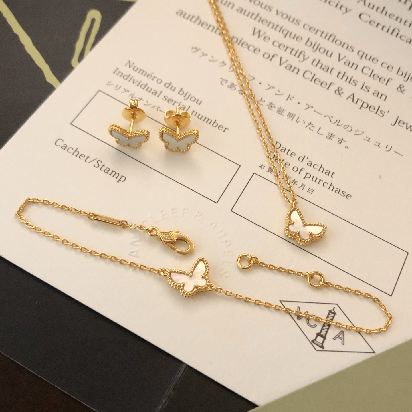 各【精工版本】❤️梵克雅宝VCA对版高级白贝母迷你蝴蝶耳钉🌹这款上身非常的大气耐看👍 采用的贝母都是精挑