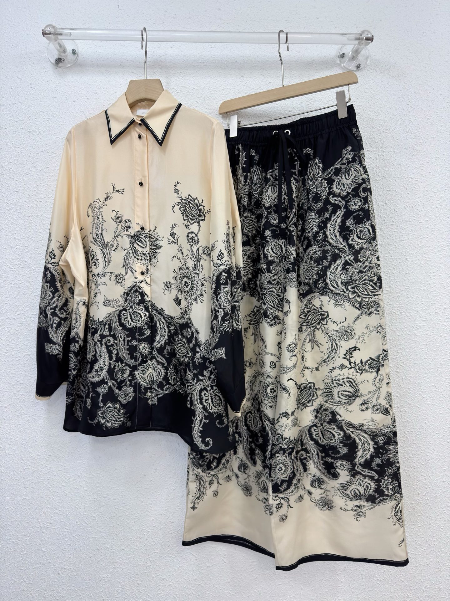 Elegant Silk Print Top & Wide Leg Pants Set – Luxurious Comfort, Timeless Style