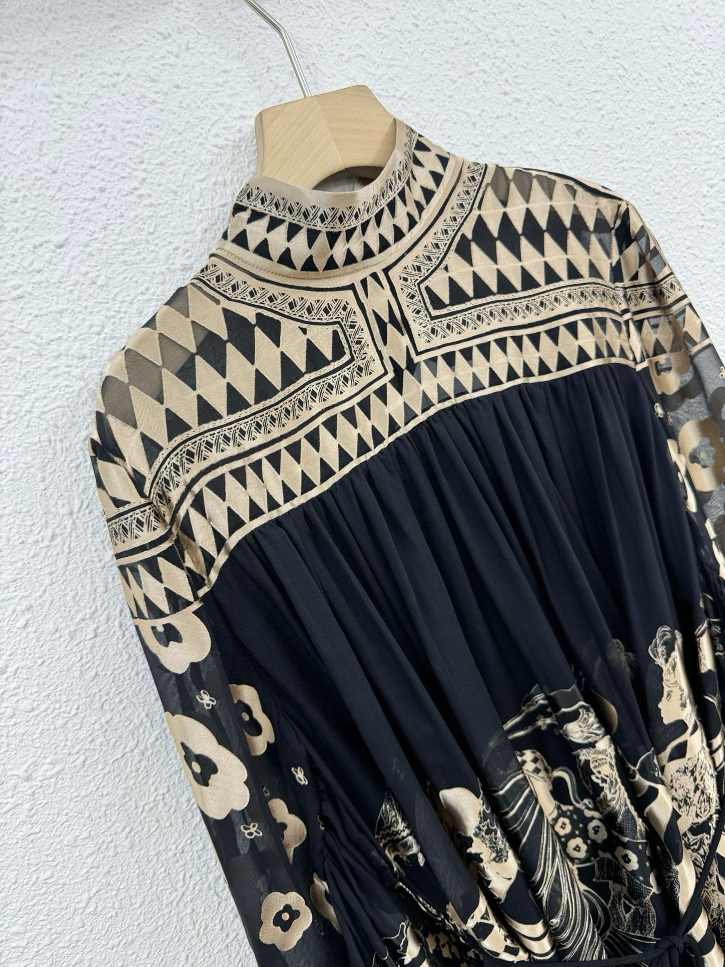 Elegant Black and Gold Long Sleeve Dress - Chic & Unique, Limited Edition 4 i1761451317690 6239 0 2