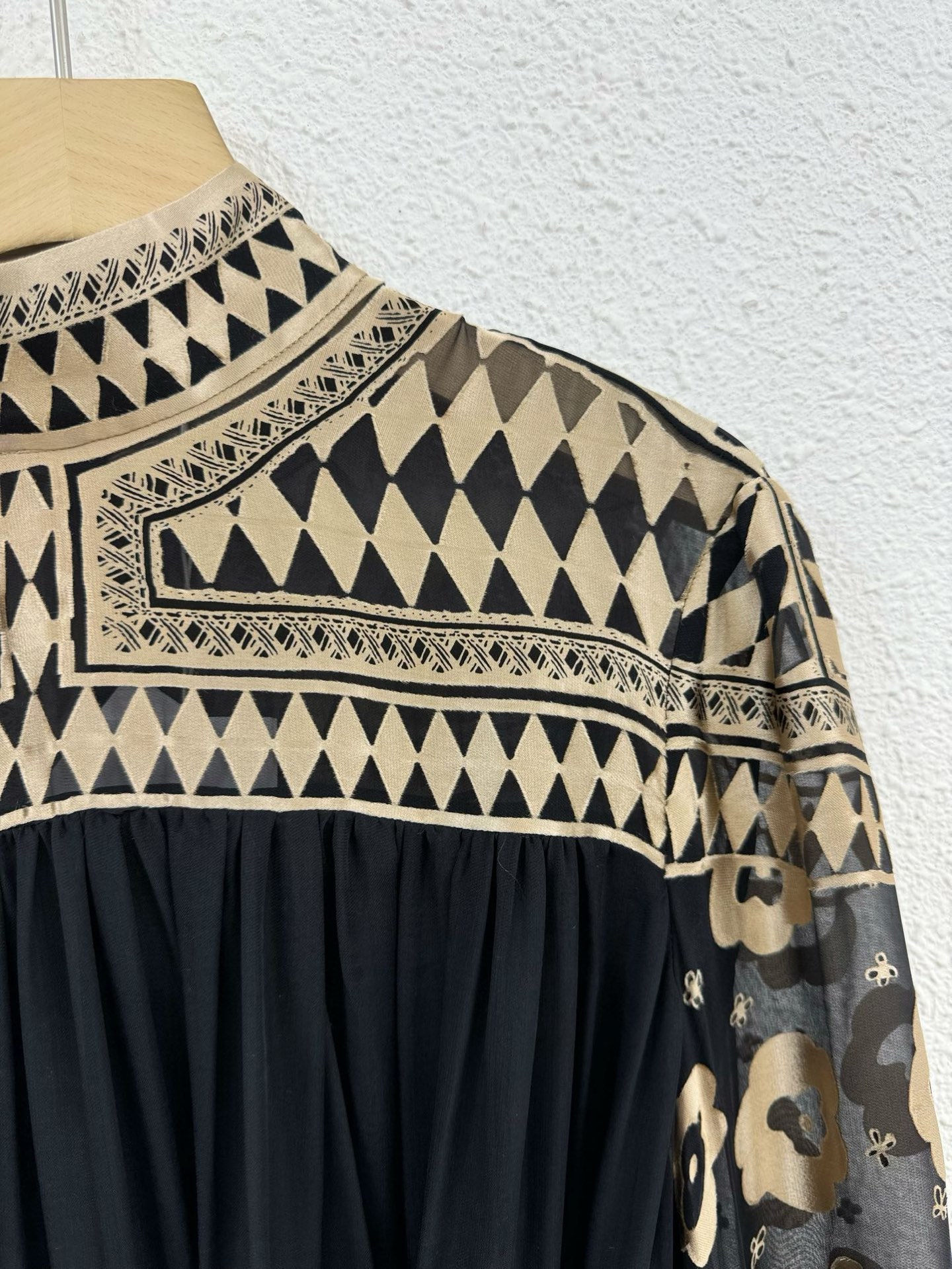 Elegant Black and Gold Long Sleeve Dress - Chic & Unique, Limited Edition 5 i1761451318615 7627 0 3