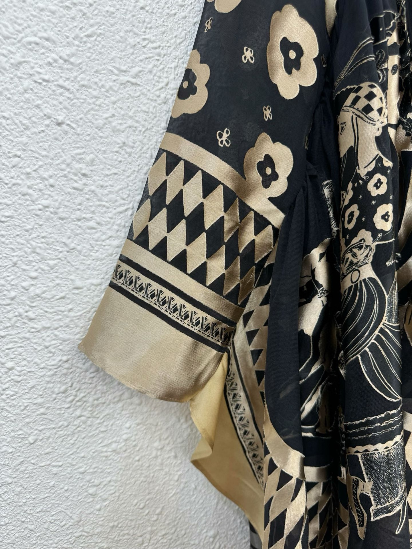 Elegant Black and Gold Long Sleeve Dress - Chic & Unique, Limited Edition 8 i1761451318635 8286 0 6