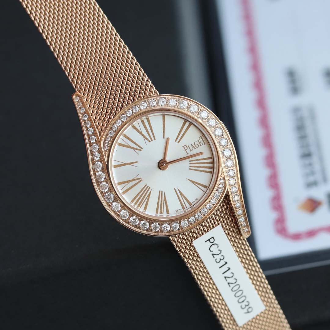 NO:157014,The new mesh with Piaget Milan braided bracelet, Piaget's most recognizable Limelight Gala series women's real diamond watch!  The case is set with 60 brilliant-cut diamonds of different sizes (about 0.92 carats) and holds the Chinese GTC testing agency certificate, and the QR code can be checked online!  One table, one code. 100% of each tablet is a real diamond, and it supports re-examination!  This dial is 26mm in size, exquisite and yet atmospheric. The watch movement uses a Swiss imported quartz movement, which truly achieves accurate time movement, zero error and zero rework!  Milan braided watch strap is more comfortable and soft to wear, with excellent texture!  As a iconic series of Piagets, it has a very high recognition, and presents the smart and pure beauty on the wearer's wrist. The elegant Roman numerals hour markers are exquisite and elegant. The Count's logo is at the 3 o'clock hour marker, and the two needles in the center create an elegant amplitude, full of charm!  The unique styling design is not only luxurious and atmospheric, but also elegant, noble and extremely ornamental. The gorgeous diamonds extend to the lugs along the case, injecting a sense of luxury into the smooth lines!  This watch adopts a hidden crown, hidden behind the case in the direction of the 3 o'clock hour marker, which not only retains the overall line aesthetics of the watch. It also presents the brand's unique design, which is impressive.19860909新款网带伯爵米兰编织表链,伯爵最具辨识度69当家款Limelight Gala系列女士真钻腕表！表壳镶嵌60颗大小不一的明亮式切割钻石（约0.92克拉）持中国GTC检测机构证书,二维码联网可查询！一表一码 百分百每一粒都是真钻石,支持复检！此款表盘尺寸26mm 精致又不失大气 腕表机芯采用瑞士进口石英机芯 真正做到走时精准,零误差零返修！米兰编织表带 佩戴更舒适柔软,质感上佳！作为伯爵的一个标志性系列凭借优雅而独特的单表耳造型,另其辨识度极高,将佩戴者腕上灵动纯粹之美尽数呈现.典雅的罗马数字时标精致大方,伯爵的标志于3点时标位置,中央两针化出优雅的幅度,韵味十足！独特的造型设计不但奢华大气.并且优雅,尊贵,极具观赏性.华丽的钻石随着表壳一直延伸到表耳.为流畅的线条注入一份奢华之感！此款腕表采用隐藏式表冠,藏于3点时标方向的表壳后方,既保留了腕表整体的线条美学.又呈现出品牌的独特设计,令人印象深刻,,piaget,Watch