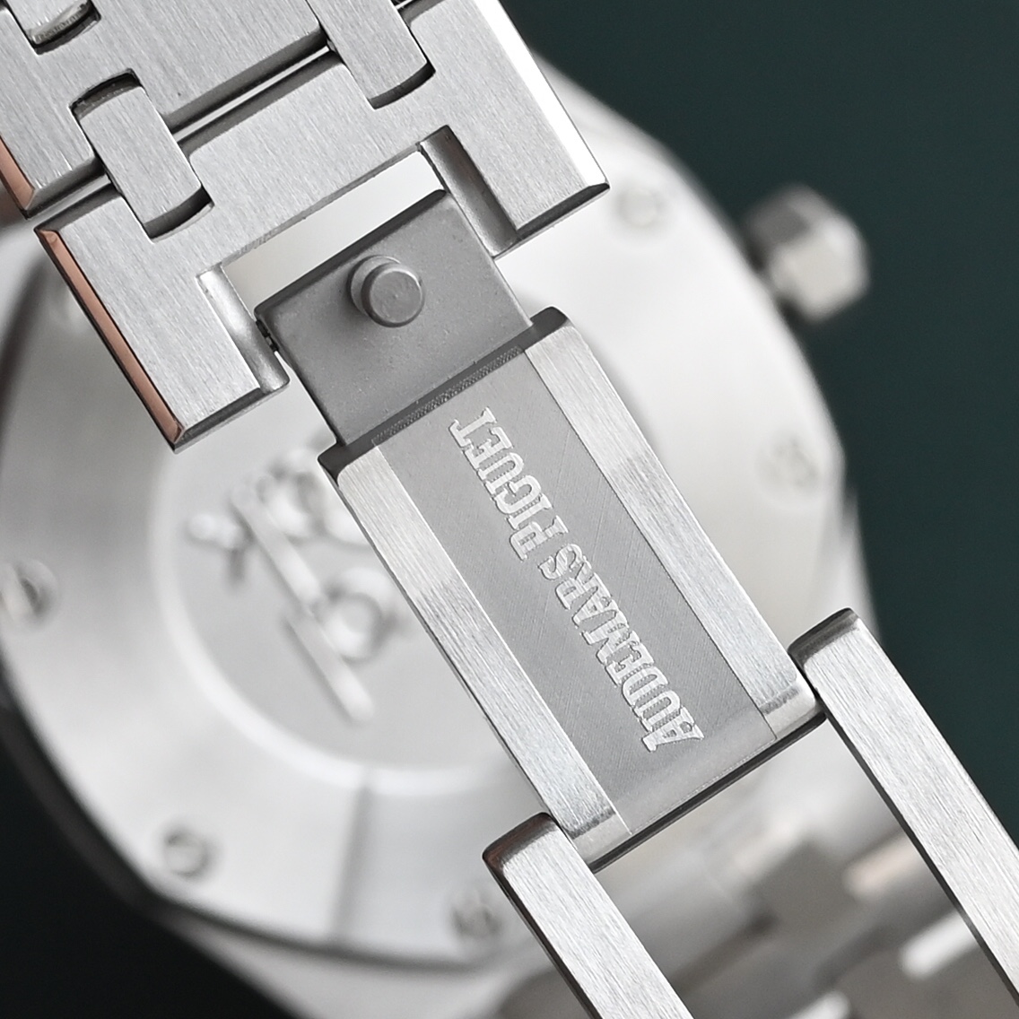 NO:157636,Audemars Piguet button details are shot, and the details are shown in the details. The fine steel brushed overlapping matte stainless steel process, the engraving is clear and burrless. Pressing the spring buckle, the buckle head, the button lock nails all show their technical skills.,,audemars19860909爱彼 扣子细节实拍 细微之处见真章.精钢拉丝重合磨砂不锈钢工艺,刻字清晰无毛边.按压弹簧扣 扣头loog 扣子锁钉无一不彰显其技术工艺.,,audemars,Watch