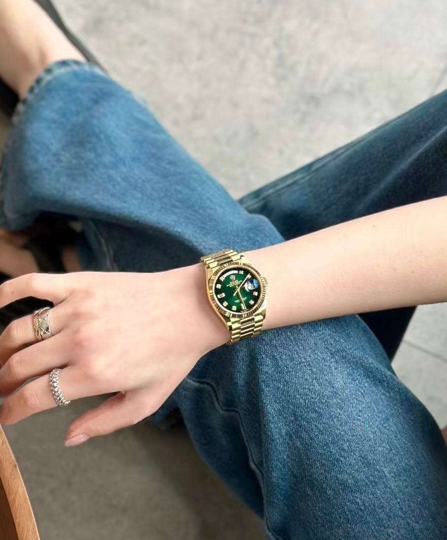 NO:390607,Rolex's signature green smoky green DD. Any watch model with a little green is very popular~ Rolex DD is really classic and beautiful, especially this smoky green disc is also very attractive, it is not fancy, and has a 36mm watch diameter. It is very elegant after getting started, and it is elegant and elegant. The dark green radiates gradually under the light is low-key and luxurious. Rolex19860909劳力士的招牌绿烟熏绿DD,劳力士但凡沾点儿绿的表款,都非常火热~ 劳力士DD真的很经典好看,尤其这款烟熏绿盘面也很耐看,不会花里胡哨,36mm的表径,上手后就非常优雅,气质大气,光线下放射渐进的墨绿色低调又奢华,,rolex,Watch