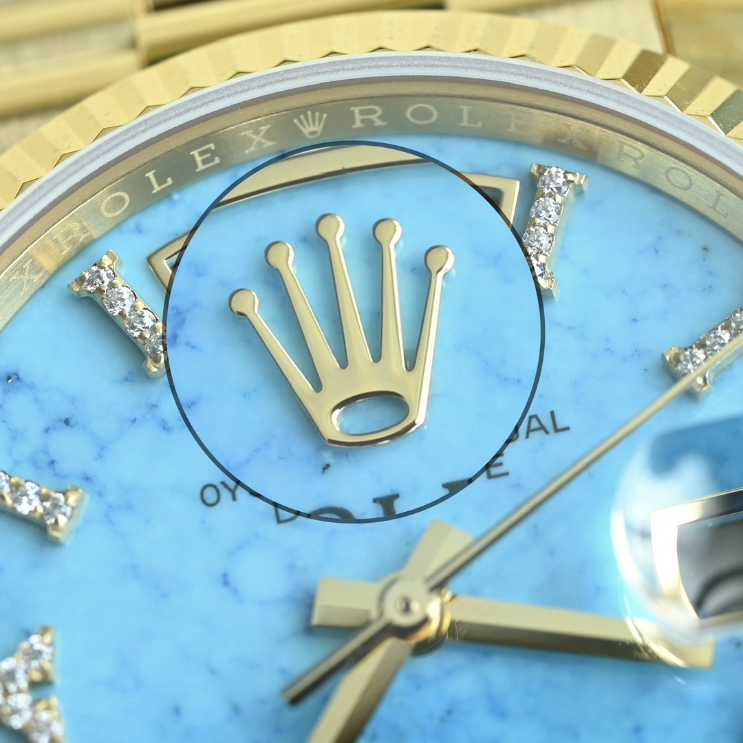 NO:390599,The dial details are enlarged and shot, the original electric blue light design is synchronized on the sapphire glass, and the inner circle is engraved. The radium engraved corroded font prints are exactly the same as the cabinet.19860909表盘细节放大实拍,蓝宝石玻璃上日历晶粒同步原版电蓝光设计,内圈刻字 行云流水的镭刻腐蚀字印与柜货一模一样,,Watch