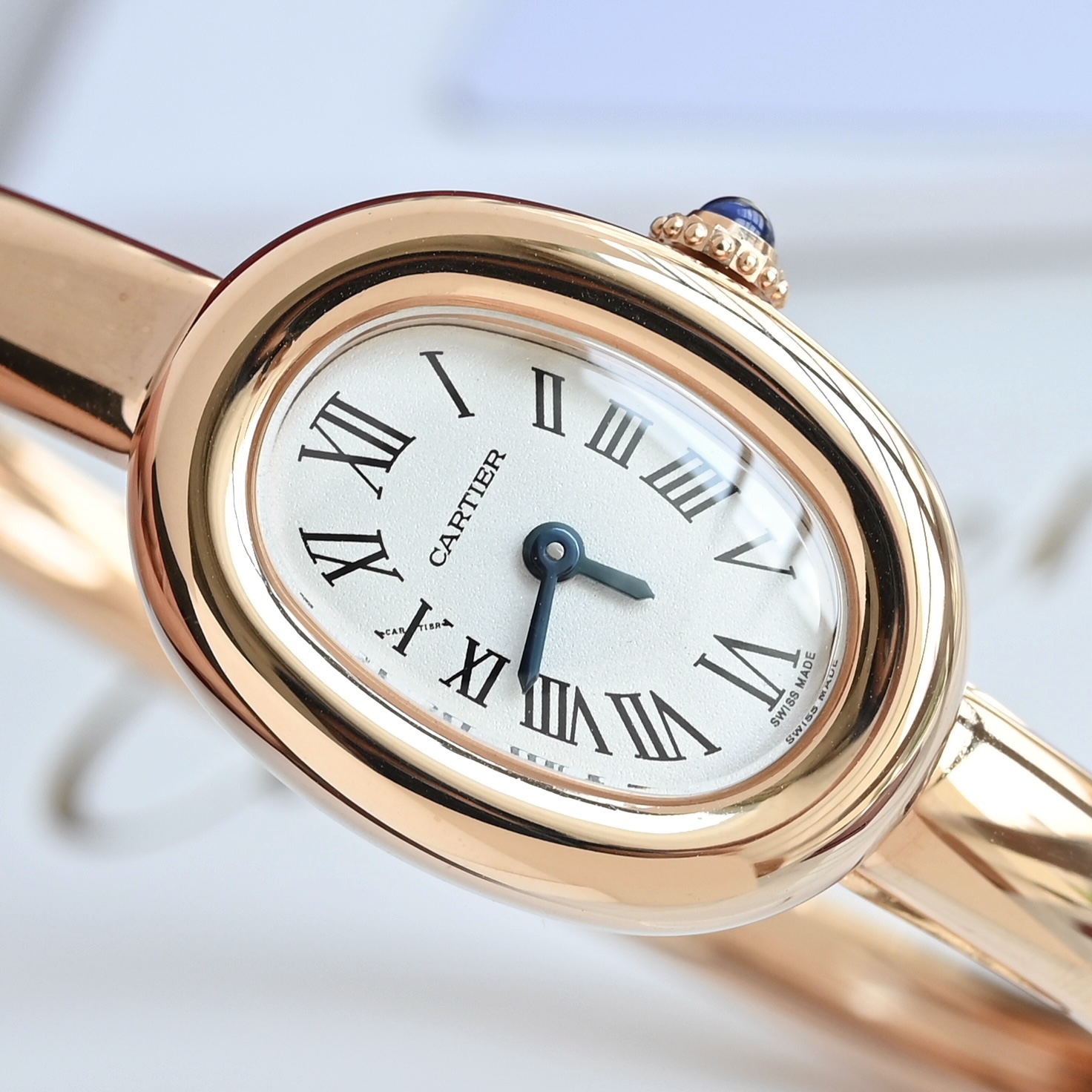 批💰1150配盒
新款浴缸手镯表，18k包金版！卡家经典之作浴缸系列。 Baignoire 全新&ldquo;浴缸&rdquo;手镯腕表，表壳尺寸：24.6*18.7毫米，手围尺寸15mm 16mm 17mm。 手表即是手镯，小巧别致叉夺人眼球，时髦中更透露一丝奢华，实物拿到手的时候大吃一惊，颜值高 ！椭圆外型的感觉正是典雅欧风浴缸形状，这也太好看了吧！Baignoire浴缸系列腕表，柔和的线条、表耳以及华贵气质赋予腕表极致平衡的观感。腕表隽永经典，尽显法式优雅，深受女性青睐。小号表款，瑞士原装进口石英机芯。精钢包金表壳，镀银表盘，剑形蓝钢指针，蓝宝石水晶镜面。卡地亚腕表重新演绎传统圆形腕表造型，将圆形延伸为椭园形。腕表从极具几何特色的简约椭圆形汲取灵感，采用圆润丰盈的椭圆廓形，尽彰柔美风情。配全套顶级包装，送礼自留绝对首选，不满意支持退换货，终身保修！
款2⃣️ 玫瑰金