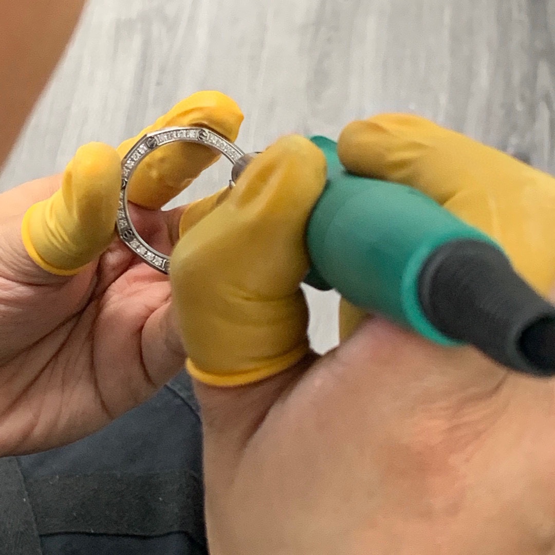 NO:393389,Each diamond is hand-made inlaid with rigorous inlays. The case has a total of 32 2.0 brilliant VVS-level cut diamonds. One watch inlaid (about 1.02 carats),19860909每一颗钻石都是手工镶嵌,镶工严谨,表壳共32颗2.0明亮式vvs级别切割美钻 一个表镶嵌（约1.02克拉）,,Watch