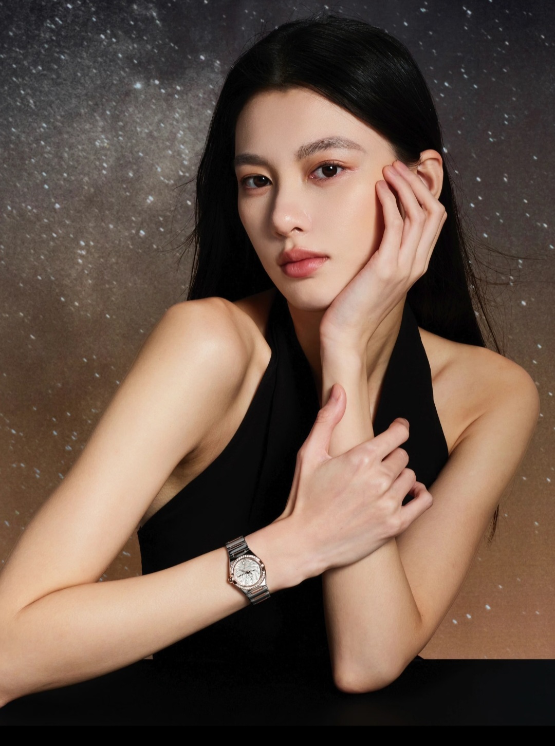 NO:158346,Pictures for hand: New Omega fifth-generation constellation Omega is a world-wide Omega ad-seller, subway, airport, and shopping malls, you must have seen the large screens of more or less, and you have invincible recognition. You can recognize it at a glance and you must be right to buy it!  The large goods took a year and were finally shipped. The production process was extremely harsh and the quantity was limited!  The latest fifth-generation 28mm zodiac quartz watch in the Omega Constellation Series!  The Zodiac Series is the most classic one in the entire Omega series. The female Zodiac Sign is full of femininity after getting started!  After the new fifth-generation constellation is launched, all fourth-generation constellations will be withdrawn from the counter and will be suspended. Buy new ones and don’t buy old ones!  Compared with the old four-generation constellation, the new model is all upgraded on the dial, needle, bottom cover, strap, movement, and case!  The details of the upgrade will be explained one by one in the details! The previous generation of zodiac signs are constantly improved, and the degree of conformity between the case and the claws of the new generation of zodiac signs. The Roman scale method of the ring mouth and the restoration of the undercover observatory relief are comparable to the original version!  The fine effect of the strap and shell polishing is consistent with the original version. The best choice for gift gifts!  , omega19860909上手图 新款欧米茄五代星座 欧米茄全世界欧米茄广告狂推款,地铁,机场,商场大屏幕大家多多少少一定看到过,辨识度无敌,一眼认出,买它一定没有错！大货历时一年,终于出货,制作过程极其苛刻,数量有限！欧米茄星座系列最新款五代28mm星座石英腕表 ！ 星座系列是欧米茄全系中最经典的一款,女款星座上手后女人味十足！ 新款五代星座上市后,四代星座基本全部撤出专柜停售,买新不买旧！ 对比老款四代星座,新款在表盘,表针,底盖,表带,机芯,表壳全部升级！升级细节会在细节图一一讲解! 由上一代星座不断改进,新一代星座表壳与托爪的吻合度.圈口罗马刻度做法及底盖天文台浮雕的还原度媲美原版！表带与壳抛光打磨细腻效果跟原版一致.送礼自带不二之选！,,omega,Watch