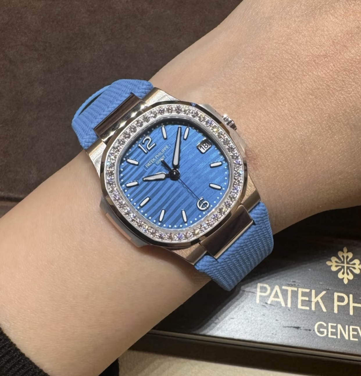 “Diamond-Accented 32mm Women’s Watch: Light, Thin, and Stylish for Work and Dinner” - 图片 3