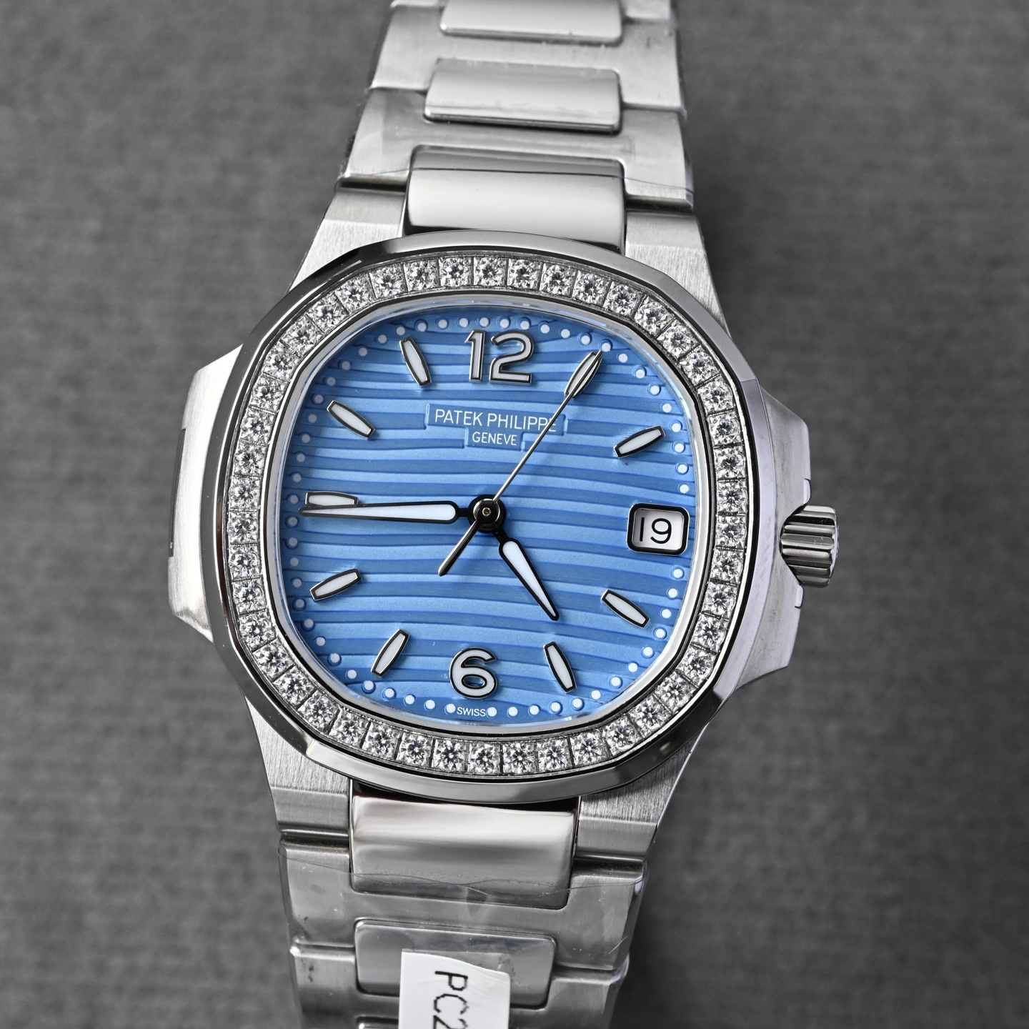 New Beagle’s 7010 Nautilus: Elegant Diamond-Covered Wristwatch for Women - 图片 5