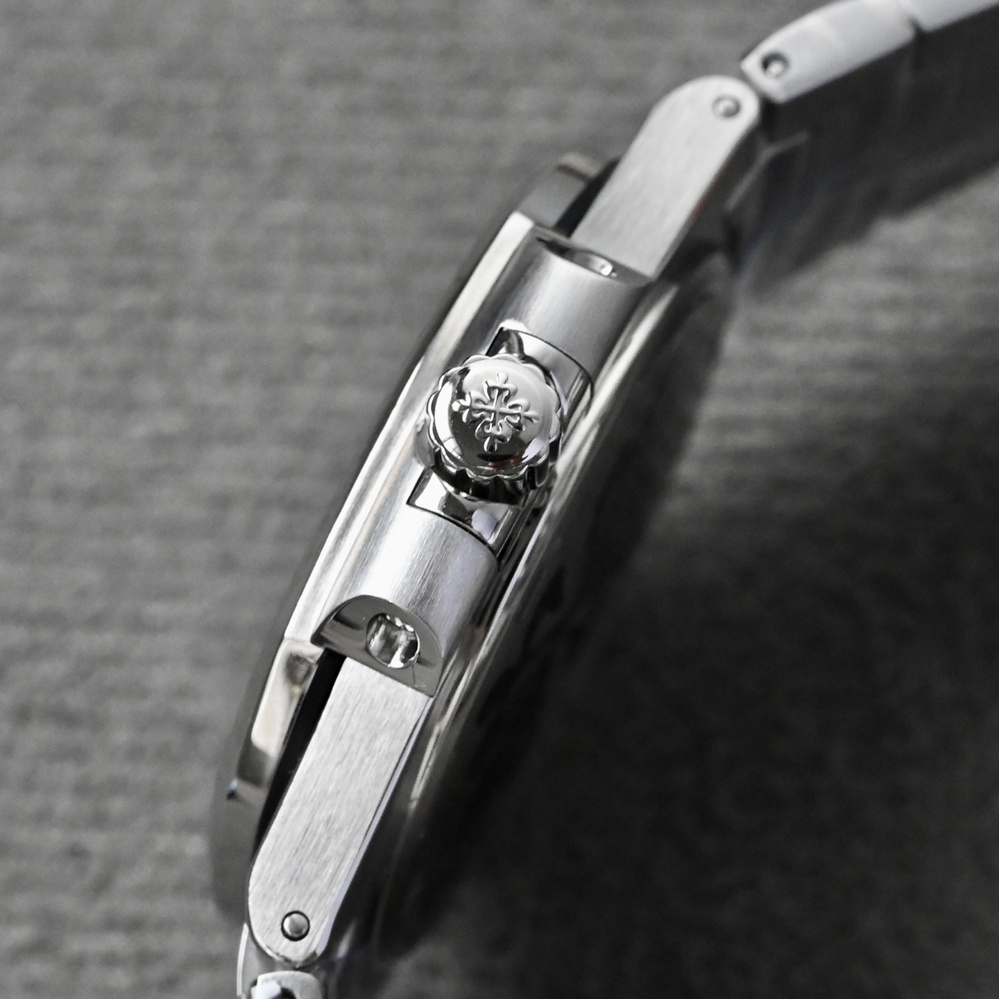 New Beagle’s 7010 Nautilus: Elegant Diamond-Covered Wristwatch for Women - 图片 6