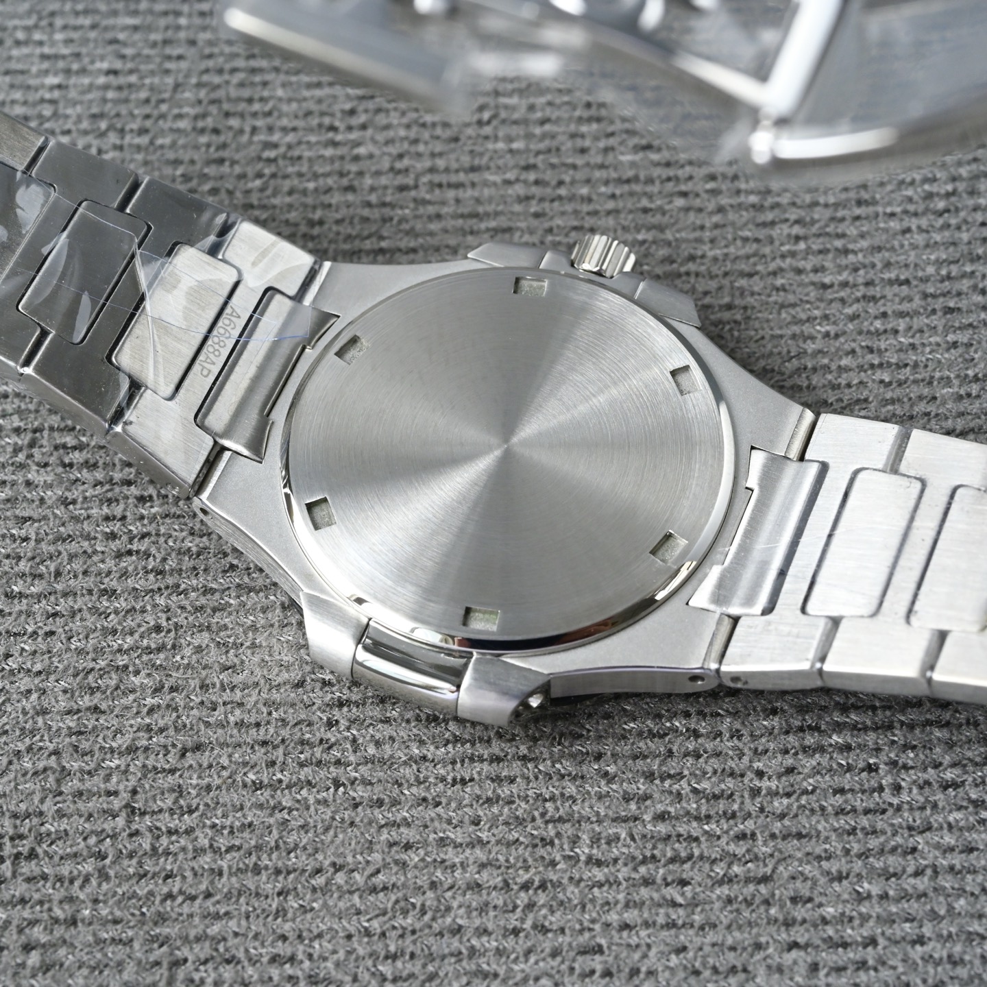 New Beagle’s 7010 Nautilus: Elegant Diamond-Covered Wristwatch for Women - 图片 7