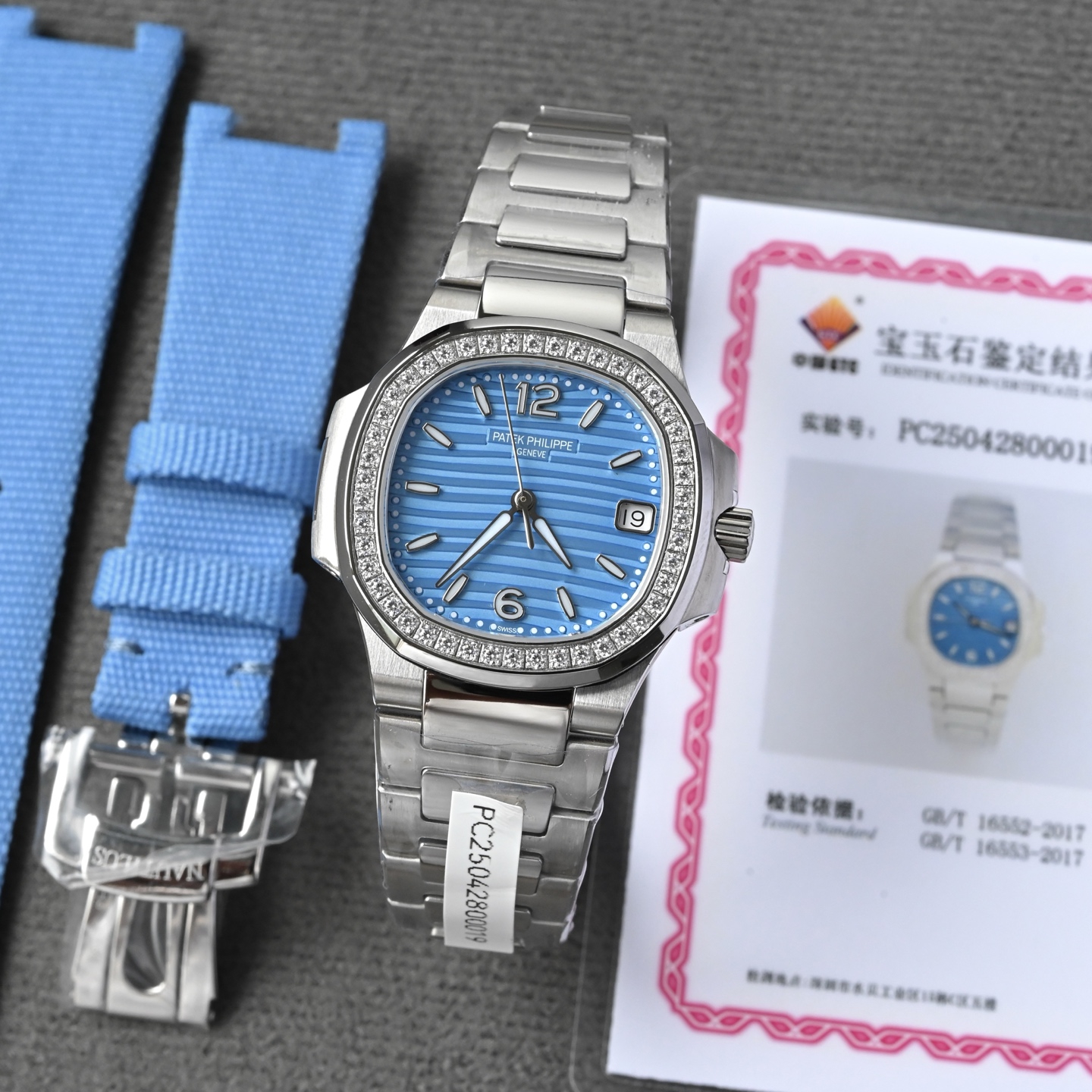 NO:393369,The new Patek Philippe's most beautiful Nautilus Real Diamond Edition 32-size ultra-thin quartz women's watch!  Thickness: 6.9mm. When placing an order, you will get a pair of watch straps and a set of convenient leather storage gift boxes. The highest version of PP Nautilus series!  The entire circle of the case is inlaid with 46 1.8 real diamonds, about 0.73 carats, equipped with the original Swiss quartz movement, which truly achieves 0 errors and 0 faults, and there is no worries about bringing or giving gifts. Patek Philippe's sports elegance series (Nautilus Nautilus) is a classic sports model among the top watch brands. Since its debut in 1976, it has been famous all over the world for its unique porthole design aesthetics and excellent watchmaking craftsmanship. Among them, the model is the representative work of the female Nautilus. With its exquisite size, elegant design and excellent performance, it has become the wrist artwork that many female watch fans dream of. The case material is made of 316 stainless steel imported from Japan, and the body is 6.9 thick and thin as a cicada wing. The rose gold in the vacuum furnace of the entire watch is not faded. Patek Nautilus is a masterpiece of steel watches!  This Nautilus women's model not only has the elegant and sporty style of a men's watch, but also adds a bit of softness, making women's watches more personalized and fashionable. It is also one of the most popular PP women's watches at present!  Comes with a full set of packaging, lifelong warranty, support for return and exchange if you are not satisfied.,,patek philippe19860909新款百达翡丽最美鹦鹉螺真钻版32尺寸超薄石英女士腕表！厚度 6.9mm.下单即赠送表带一副,赠送便捷真皮收纳礼盒一套.最高版 PP鹦鹉螺系列！表壳整圈共镶嵌46粒1.8的真钻石,约0.73克拉,搭载原装瑞士石英机芯,真正做到0误差0故障,自带或送礼再无后顾之忧.百达翡丽运动优雅系列（Nautilus鹦鹉螺）作为顶级腕表品牌中的经典运动款,自1976年问世以来便以其独特的舷窗设计美学和卓越制表工艺享誉全球.其中型号作为女款鹦鹉螺的代表作,凭借其精致尺寸、优雅设计与卓越性能,成为众多女性表迷梦寐以求的腕间艺术品.表壳材质采用日本进口316精钢,表身做到6.9厚度真正做到薄如蝉翼,整表真空炉内玫瑰金不掉色.百达鹦鹉螺堪称一绝,钢表之王！此款鹦鹉螺女款不仅拥有男表的优雅运动风格,还增加了几分柔美、使得女装腕表更加个性时尚,也是当下最热门的PP女士腕表之一！配全套包装出,终身保修,不满意支持退换.,,patek philippe,Watch