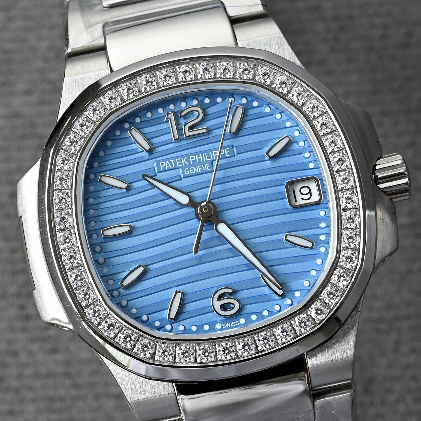 NO:393372,The dial is exquisite in color processing and decorative technology. This dial uses a unique purple tone, combined with Patek Philippe's iconic horizontal embossed patterns ('Xing Sky' or 'Sea Ripples') to present a gradient light and shadow effect at different light angles. The dial is made of brass as the substrate and is carefully stamped to ensure the overall structural stability and accuracy of the dial. The purple tone is achieved through multi-layer VD (physical vapor deposition) coating technology to ensure uniform color. The iconic horizontal patterns on the dial are made of precision etching or laser engraving, and the width, depth and spacing of each stripe strictly follows the original standards. The special thing about the dial color is that its patterns will show subtle color changes under the light, and different lights and angles will present different dark colors to enhance the visual layering. The brand logo, hour marker and 'Swiss' on the dial  The words Made' are all made of high-precision pad printing technology (French 'Décalque') to ensure that the edges of the font are sharp and burrs free. The time marks and pointers are filled with Swiss Suer-LumiNova luminous materials to ensure clear reading at night. The special color tone of the purple dial needs to be coordinated with the luminous coating to avoid color conflicts and ensure overall aesthetic consistency., stuart weitzman, patek philippe19860909表盘工艺在色彩处理与装饰技术上的精湛水准.这款表盘采用独特的紫色调,结合百达翡丽标志性的横向浮雕纹路（'晴空纹'或'海波纹'）,在不同光线角度下呈现出渐变的光影效果. 表盘以黄铜为基板,经过精密冲压成型,确保表盘的整体结构稳定性和精准度,紫色调通过多层VD（物理气相沉积）镀膜技术实现,确保颜色均匀.表盘上的标志性横向纹路由精密蚀刻或激光雕刻工艺制成,每条纹路的宽度、深度和间距均严格遵循原版标准.表盘颜色的特殊之处在于,其纹路在光线下会呈现微妙的色彩变化,不同的光线和角度会呈现不同的深浅颜色,增强视觉层次感.表盘上的品牌Logo、时标和'Swiss Made'字样均采用高精度移印工艺（法语'Décalque'）,确保字体边缘锐利无毛边.时标和指针填充瑞士Suer-LumiNova夜光材料,确保夜间读时清晰.紫色表盘的特殊调色需与夜光涂层协调,避免色彩冲突,确保整体美学一致性.,,stuart weitzman,patek philippe,Watch