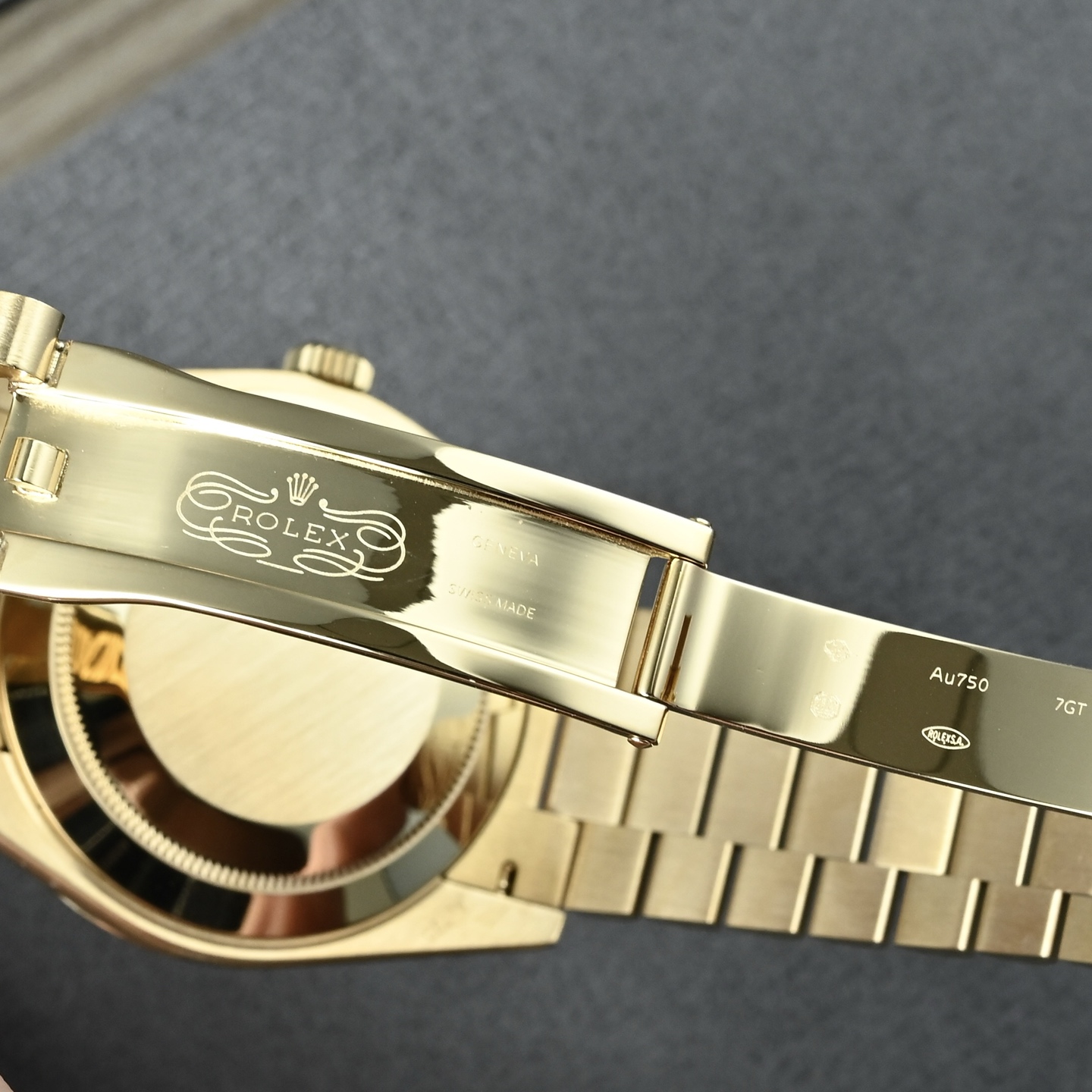 NO:393367,The engraving process of the Rolex buckle is one of the key details of its identification. Our buckle uses a number of precision technologies to fully achieve the highest reduction degree, LKF laser engraving process. Surface pretreatment, alcohol cleaning plasma activation treatment, primary engraving, refining treatment, edge smoothing treatment, post-treatment. Ultrasonic cleaning, anti-oxidation coating. Slightly arc-shaped end of the engraving stroke (need to observe 40 times magnifying glass) clear dog head mark, anti-counterfeiting dots, etc.,,loro piano,rolex19860909劳力士表扣的刻字工艺是其鉴定的关键细节之一,咱们表扣刻字时采用了多项精密技术,完全做到最高还原度,LKF激光雕刻工艺.表面预处理酒精清洁等离子活化处理,初级雕刻、精修处理、边缘平滑处理、后处理.超声波清洗,抗氧化涂层.刻字笔划末端轻微弧形收笔（需40倍放大镜观察）清晰狗头标 防伪小点等.,,loro piana,rolex,Watch