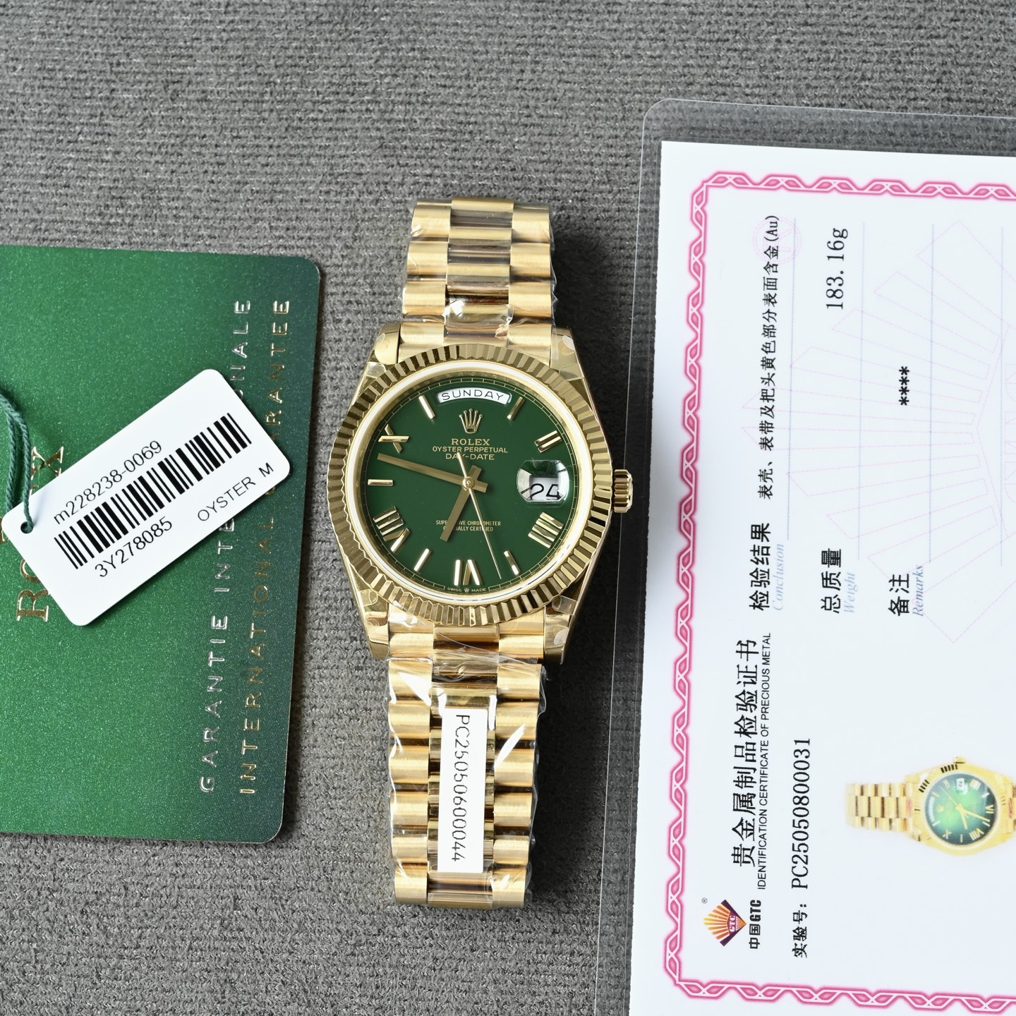 NO:391362,Rolex Weekly Calendar Type_ 'President's Watch' Day-Date, the King of Classics. The top version in the industry, supports any comparison. All details can be almost the same as the original version, with fine workmanship and flawless weight. The weight is heavy. The physical feel is very good. A real gold-packed watch with a ceiling level!  The entire table is 18k gold-packed technology, equipped with testing certificate. National inspection GTC!  Support re-checking, one item, one certificate, one form, one code!  The dial size is 40mm, equipped with a truly imported Swiss ETA2836 movement, and 2836 anti-arms are available!  All functions are instantly jumped to the original. The directional calendar and the original uniform double calendar. The travel time is accurate and stable. Its shock resistance and geometric structure allow the movement to maintain regular operation at any position. It supports any disassembly inspection!  Non-market currency, supports any comparison, the thickness of the gold bag is enough to instantly kill any version, and will not fade. The strap case is patented 904 steel Rolex, which has high corrosion resistance, is not only very durable and easy to polish, and is still beautiful even in the most extreme environments. The screw-in double buckle lock double waterproof system ~ the waterproof depth is as high as meter, the small window convex lens enlarges the calendar, and the classic Oyster Crown hidden folding buckle. This series is extremely the essence of Rolex almost 80!  Always synonymous with elegant style and precise timepieces, a gold watch that perfectly interprets the fashionable temperament. The fusion of Rolex classic elements is a continuation of classic fashion., Rolex19860909劳力士星期日历型_ “总统表”Day-Date,经典之王.业内最顶级版本,支持任何对比.所有细节可以做到原版几乎无差别 ,做工精细无瑕疵.重量 克左右.上手沉甸甸 实物手感质感非常好.真真正正的包金手表,天花板级别！整表18k包金工艺,配检测证书.国检GTC！支持复检,一物一证一表一码！表盘尺寸40mm,搭载真正瑞士进口 ETA2836 机芯,和 2836 防机两种可选择！所有功能对原版.调时方向日历、原装一致双日历瞬跳,走时精准稳定性强,其抗震力、几何结构使机芯在任何位置都可保持规律运行.支持任意拆机查验！非市场通货,支持任意对比,包金厚度足以秒杀任何版本,不会掉色.表带表壳均采用904钢劳力士专利,具备高抗腐蚀性,不仅非常耐用且易于磨光,即使在最极端的环境,美态依然不减.旋入式双扣锁双重防水系统~防水深度高达米,小窗凸透镜放大日历,经典蚝式皇冠隐藏式折叠扣.该系列极其了劳力士差不多80的精髓！一直是优雅风格与精准时计的代名词,完美诠释时尚气质的一款金表.Rolex经典元素的融合典时尚的延续.,,rolex,Watch