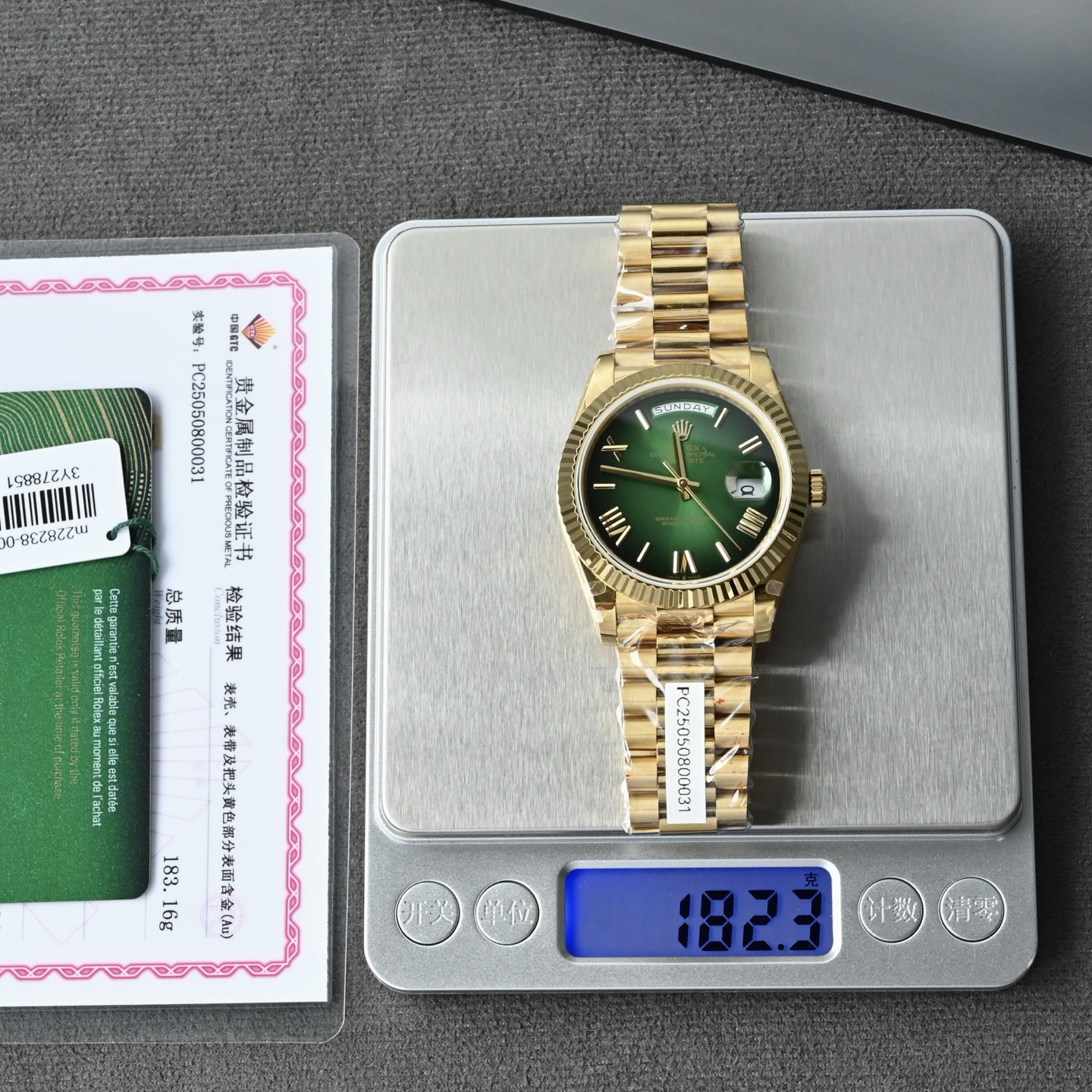 NO:393388,Rolex Weekly Calendar Type_ 'President's Watch' Day-Date, the King of Classics. The top version in the industry, supports any comparison. All details can be almost the same as the original version, with fine workmanship and flawless weight. The weight is heavy. The physical feel is very good. A real gold-packed watch with a ceiling level!  The entire table is 18k gold-packed technology, equipped with testing certificate. National inspection GTC!  Support re-checking, one item, one certificate, one form, one code!  The dial size is 40mm, equipped with a truly imported Swiss ETA2836 movement, and 2836 anti-arms are available!  All functions are instantly jumped to the original. The directional calendar and the original uniform double calendar. The travel time is accurate and stable. Its shock resistance and geometric structure allow the movement to maintain regular operation at any position. It supports any disassembly inspection!  Non-market currency, supports any comparison, the thickness of the gold bag is enough to instantly kill any version, and will not fade. The strap case is patented 904 steel Rolex, which has high corrosion resistance, is not only very durable and easy to polish, and is still beautiful even in the most extreme environments. The screw-in double buckle lock double waterproof system ~ the waterproof depth is as high as meter, the small window convex lens enlarges the calendar, and the classic Oyster Crown hidden folding buckle. This series is extremely the essence of Rolex almost 80!  Always synonymous with elegant style and precise timepieces, a gold watch that perfectly interprets the fashionable temperament. The fusion of Rolex classic elements is a continuation of classic fashion., Rolex19860909劳力士星期日历型_ “总统表”Day-Date,经典之王.业内最顶级版本,支持任何对比.所有细节可以做到原版几乎无差别 ,做工精细无瑕疵.重量 克左右.上手沉甸甸 实物手感质感非常好.真真正正的包金手表,天花板级别！整表18k包金工艺,配检测证书.国检GTC！支持复检,一物一证一表一码！表盘尺寸40mm,搭载真正瑞士进口 ETA2836 机芯,和 2836 防机两种可选择！所有功能对原版.调时方向日历、原装一致双日历瞬跳,走时精准稳定性强,其抗震力、几何结构使机芯在任何位置都可保持规律运行.支持任意拆机查验！非市场通货,支持任意对比,包金厚度足以秒杀任何版本,不会掉色.表带表壳均采用904钢劳力士专利,具备高抗腐蚀性,不仅非常耐用且易于磨光,即使在最极端的环境,美态依然不减.旋入式双扣锁双重防水系统~防水深度高达米,小窗凸透镜放大日历,经典蚝式皇冠隐藏式折叠扣.该系列极其了劳力士差不多80的精髓！一直是优雅风格与精准时计的代名词,完美诠释时尚气质的一款金表.Rolex经典元素的融合典时尚的延续.,,rolex,Watch