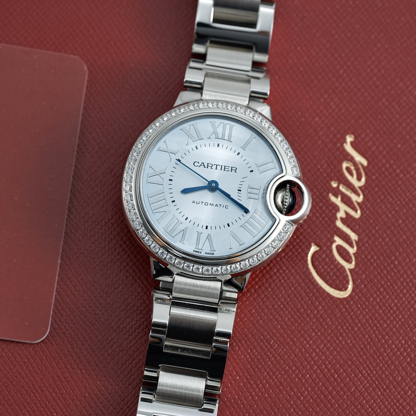NO:945766,Cartier Blue Balloon W4BB size 33MM This series is inspired by the Montegolf blue hot air balloon in 1783, which symbolizes freedom and dreams. Its iconic convex mirror and streamlined case are like a suspended blue balloon, full of romance and elegance. The bezel is inlaid with 50 real diamonds, equipped with a diamond inspection certificate from the national inspection agency, and supports national re-inspection!  The total weight is about 0.57 carats. The movement adopts Cartier 076 movement. The running time is accurate and stable. It is difficult to distinguish the authenticity by opening the cover and inspecting the movement. Regardless of the appearance and movement, it strictly follows the design and craftsmanship standards of the original version. From the polishing of the case to the detailed carving of the dial, from the inlay of diamonds to the polishing of the hands, every link follows the original version. This ultimate pursuit of quality makes the watch  The appearance and performance of the watch are almost the same as the original. Its unique grooved crown is set with a cabochon synthetic spinel. This iconic design not only adds a sense of luxury to the watch, but also highlights Cartier's exquisite craftsmanship. The dial is matte silver-plated sunray pattern, with sapphire glass mirror and sword-shaped blue steel hands. The details are full of luxury.,,cartier19860909卡地亚蓝气球W4BB 尺寸33MM 该系列的灵感源自1783年蒙特哥菲尔蓝色热气球,象征着自由与梦想.其标志性的凸圆表镜和流线型表壳,宛如一颗悬浮的蓝色气球,充满浪漫与优雅的气息.表圈镶嵌50颗真钻石,配备国检机构钻石检测证书,支持全国复检！总重约0.57克拉.机芯采用卡地亚076机芯.走时精准稳定,开盖验机芯,难辨真伪.无论外观和机芯,严格遵循原版的设计和工艺标准.从表壳的抛光处理到表盘的细节雕刻,从钻石的镶嵌到指针的打磨,每一个环节都跟足了原版.这种对品质的极致追求,使得手表在外观和性能上都与原版几乎无异.其独特的凹槽式表冠镶嵌一颗凸圆形合成尖晶石,这一标志性设计不仅为手表增添了奢华感,更彰显了卡地亚的精湛工艺.表盘采用哑光镀银阳光射线纹饰,搭配蓝宝石玻璃表镜和剑形蓝钢指针,细节之处尽显奢华.,,cartier,Watch
