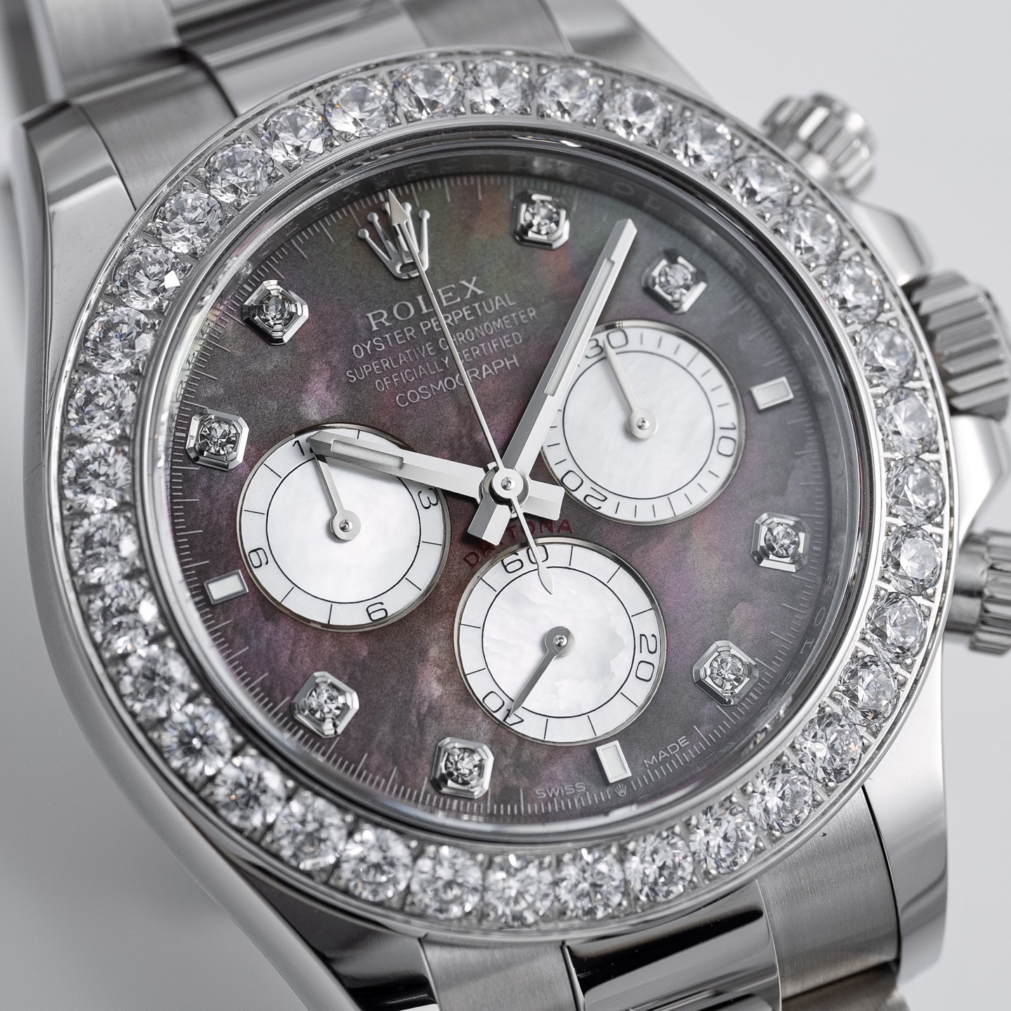 El alma del Rolex Daytona proviene de su esfera de nácar de lona natural. El nácar es un material que recubre…