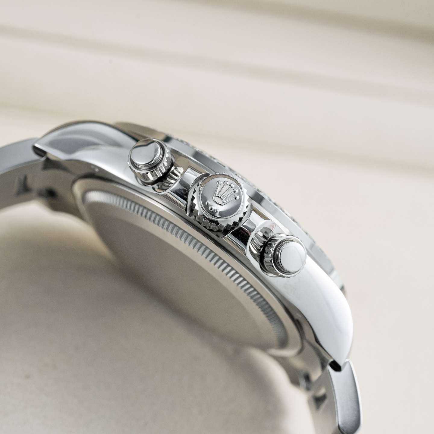 La caja del Rolex Daytona está fabricada en acero inoxidable 904L. Desde la selección de materiales, diseño e…