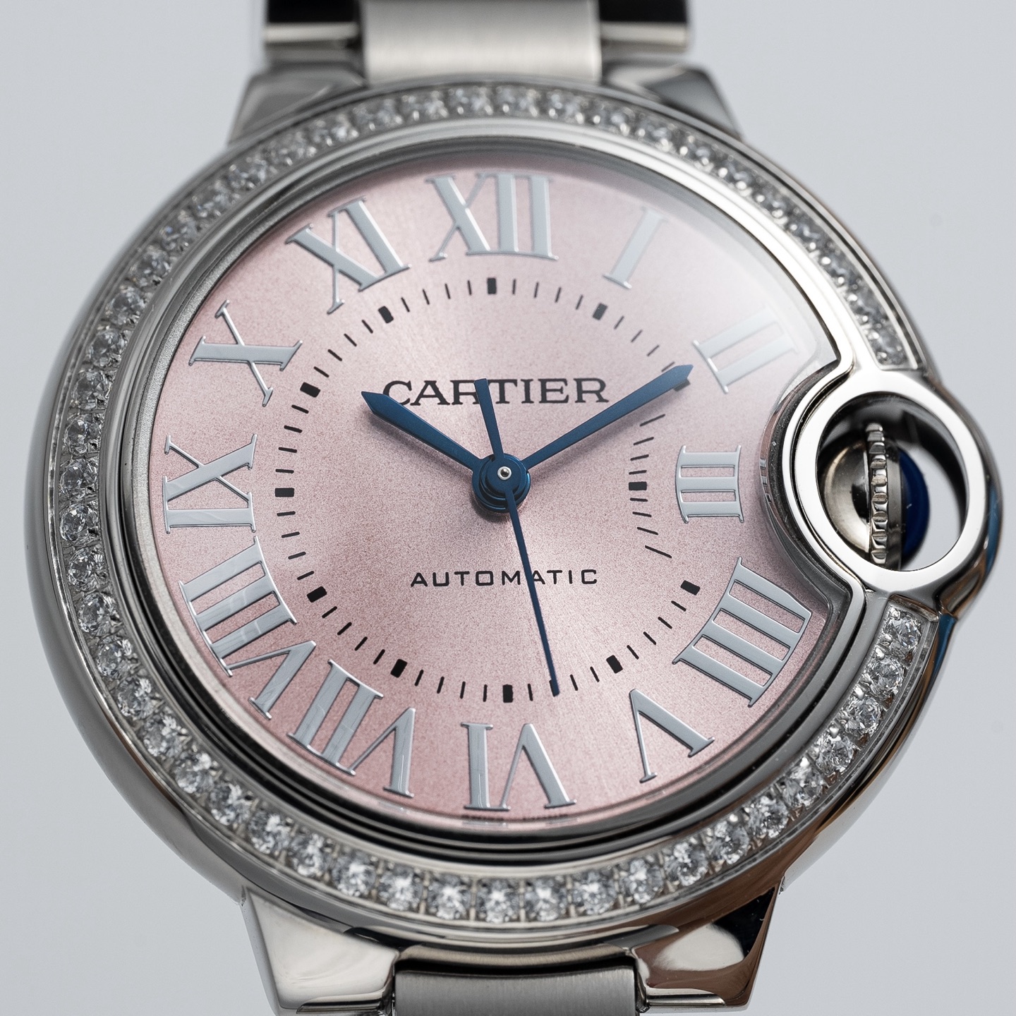 NO:945776,Blue balloon!  The details of the sunray dial are synchronized with the original color. The Roman numerals are mirror-polished and three-dimensionally filled with paint, and the inner ring is pad-printed with a matte texture of the minute scale. The sword-shaped blue steel hands use a high-temperature blue process.19860909蓝气球！太阳纹表盘工艺细节颜色同步原装.罗马数字时标经镜面抛光+立体填漆,内圈移印分钟刻度的哑光质感.剑形蓝钢指针采用高温烤蓝工艺.,,Watch