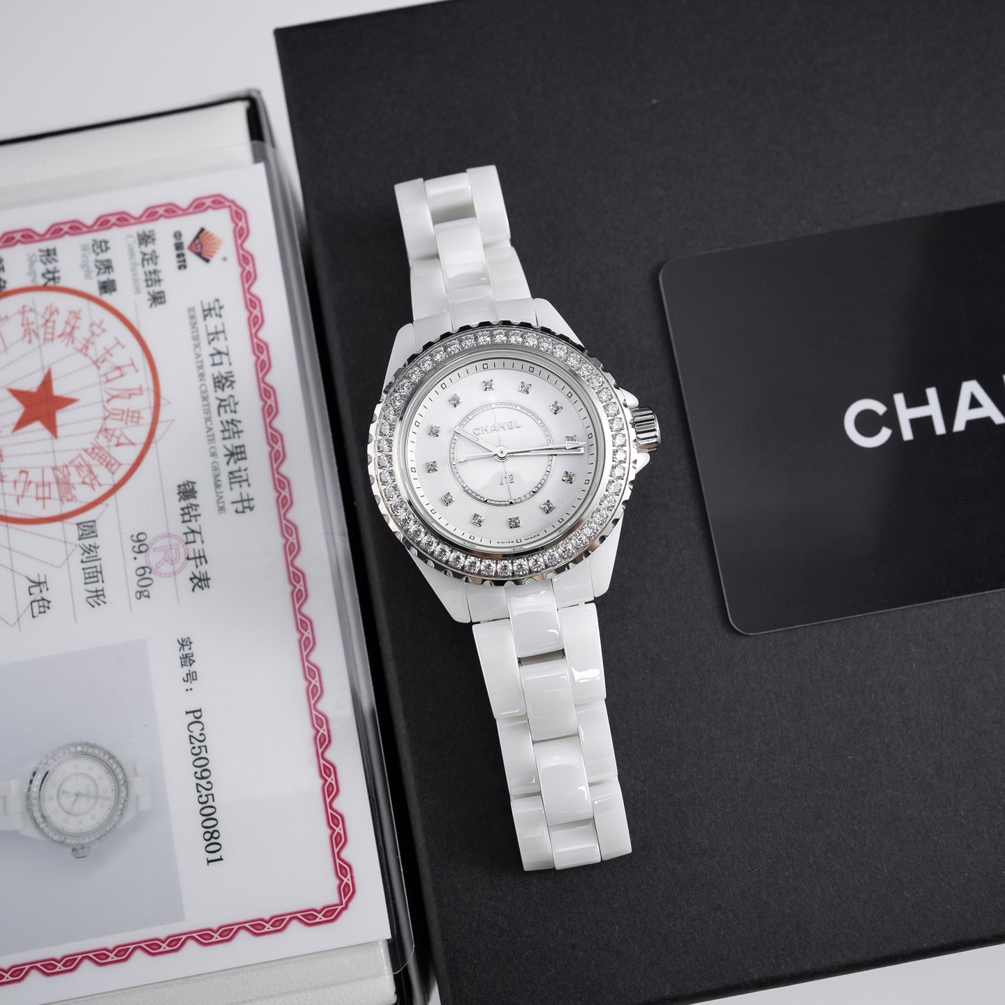 NO:859649,CHANEL Chanel J12 quartz real diamond new ceramic one-piece case bottom, H6419 black ceramic. The bezel is inlaid with 46 brilliant-cut diamonds 2.0 oversized VVS grade real diamonds, certified by the national inspection agency (China GTC)  Inspection certificate, one watch, one code, one object, one certificate, supports re-inspection. Each diamond has been strictly screened to ensure that its color, clarity and cut are highly unified. The inlay process is precise and stable, maximizing the perfect presentation of the diamond's fire. The dial size is 33mm, which is a gold size tailor-made for women's wrists. It not only retains the innate sense of movement and presence of J12, but also presents unparalleled sophistication and elegance through just the right proportions.  . The classic groove design on the bezel adds a visual layering and makes it more recognizable. The classic and versatile ceramic black and white style is very suitable for people with metal allergies. Whether it is paired with a smart suit, an elegant skirt, or casual daily clothes, J12 can be easily controlled. It is not only a watch, but also an extension of personal style, declaring the wearer's independent, confident and tasteful attitude towards life. The watch is equipped with an original Swiss quartz movement, with accurate travel time and zero repairs!  Original high-tech precision ceramics with stainless steel screw-in crown, sapphire glass mirror, triple folding stainless steel buckle, one-piece precision ceramic case, smooth and round lines. Pure black or pure white flawless dial, like the deep night sky or pure first snow, instantly catches everyone's attention. The charm of Chanel J12 has always been a fashionable and cutting-edge existence!  ,,chanel,chanel,skirts,business suit,gold19860909CHANEL香奈儿J12石英真钻 新款陶瓷一体成型表壳表底,H6419黑陶瓷.表圈镶嵌46颗明亮式切割钻石2.0超大VVS级真钻,持国检机构（中国GTC) 检测证书,一表一码一物一证,支持复检.每一颗钻石都经过严格筛选,确保其色泽、净度和切工的高度统一.镶嵌工艺精准稳固,最大限度地将钻石的火彩完美呈现.表盘尺寸33mm,这是一个专为女性手腕量身打造的黄金尺寸.它既保留了J12与生俱来的运动感与存在感,又通过恰到好处的比例,呈现出无与伦比的精致与优雅.表圈上经典的凹槽设计,增添了视觉层次感更具辨识度.经典百搭的陶瓷黑白款式,对金属过敏的非常合适.无论是搭配干练的西装、优雅的裙装,还是休闲的日常服饰,J12都能轻松驾驭.它不仅仅是一枚腕表,更是个人风格的延伸,宣告着佩戴者独立、自信且有品味的生活态度.腕表搭载原装瑞士石英机芯,走时精准零返修！原厂高科技精密陶瓷搭配精钢旋入式表冠, 蓝宝石玻璃镜面,三重折叠式精钢表扣 ,一体成型的精密陶瓷表壳,线条流畅而圆润.纯黑或纯白的无瑕表盘,宛若深邃的夜空或纯净的初雪,瞬间抓住所有人的视线.香奈儿J12的魅力,一直都是时尚尖尖的存在！,,chanel,chanel,skirts,business suit,gold,Watch
