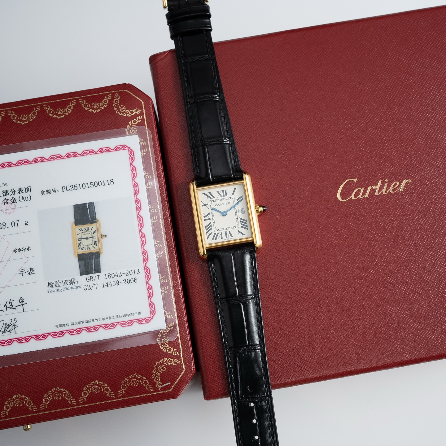 NO:946411,The new original Cartier Tank small gold watch is a masterpiece of the CARTIER-Tank watch family!  Inspired by the tank shape at that time, it has been very popular since its launch. It has always been popular and is a true classic that never goes out of style. Size 33.725.5. The gold color is also perfect with brown and gray straps. The case and buckle are thickly plated with 18k gold, which will not fade or fade!  Matches the inspection certificate of China's GTC authoritative organization, one table, one code, one object, one certificate, supports re-inspection!  It is made of all precious metals (the whole body is covered with gold) and the shell lines are more rounded and delicate. The exposed screws on both sides of the watch are also unique in design. The bottom cover is also different from the past. The new bottom cover has a total of 8 screws in two rows, which is more retro and textured!  The movement is equipped with an original Swiss quartz movement, which has accurate travel time and zero error. After retail sale, it has a conical sapphire on the crown and a large calendar display!  The rhombus-shaped glass made with a special process is more concave and layered. The Roman numerals on the disk are used as the track to identify the specific time. The hands are made of blue steel sword needles, and the bead-shaped crown is inlaid with blue synthetic conical gemstones. The strap is made of imported crocodile leather and imported calf leather. They are all carefully selected leather.  The color and texture are exactly the same as the original. The watch is waterproof to 30 meters. If you are not satisfied, returns and exchanges are supported. It will be shipped with a full set of counter packaging.,,cartier,cartier,cowhide,crocodile skin,gold19860909新款原单卡地亚坦克小金表 CARTIER-Tank腕表家族的代表作！灵感来源于当时的坦克造型,推出后一直备受欢迎,一直热门一直火,真正的经典永不过时.尺寸33.725.5.黄金色搭配棕色和灰色表带也是一绝 ,表壳和扣子采用厚镀18k金,不会掉色不会掉色不会掉色！匹配中国GTC权威机构检测证书,一表一码 一物一证,支持复检！采用全贵金属打造（通体包金）壳形线条上更圆润和细腻,表两侧的外露螺丝设计也是别具一格,底盖也与往不同,新版底盖两排螺丝共8颗,更加复古有质感！机芯搭载瑞士原装石英机芯,走时精准零误差,零售后.表冠上偏圆锥形的蓝宝石,大号带日历显示！特殊工艺打造的菱形玻璃更凹显层次感.盘面罗马数字时标,内圈的轨道作为识别具体时间的刻度,指针采用蓝钢剑针,圆珠型表冠上面镶嵌着蓝色合成圆锥宝石.表带采用进口鳄鱼皮和进口小牛皮.都是经过精挑细选的皮质 颜色纹路同原版一模一样,手表生活防水30米.不满意支持退换,配全套专柜包装出货.,,cartier,cartier,cowhide,crocodile skin,gold,Watch