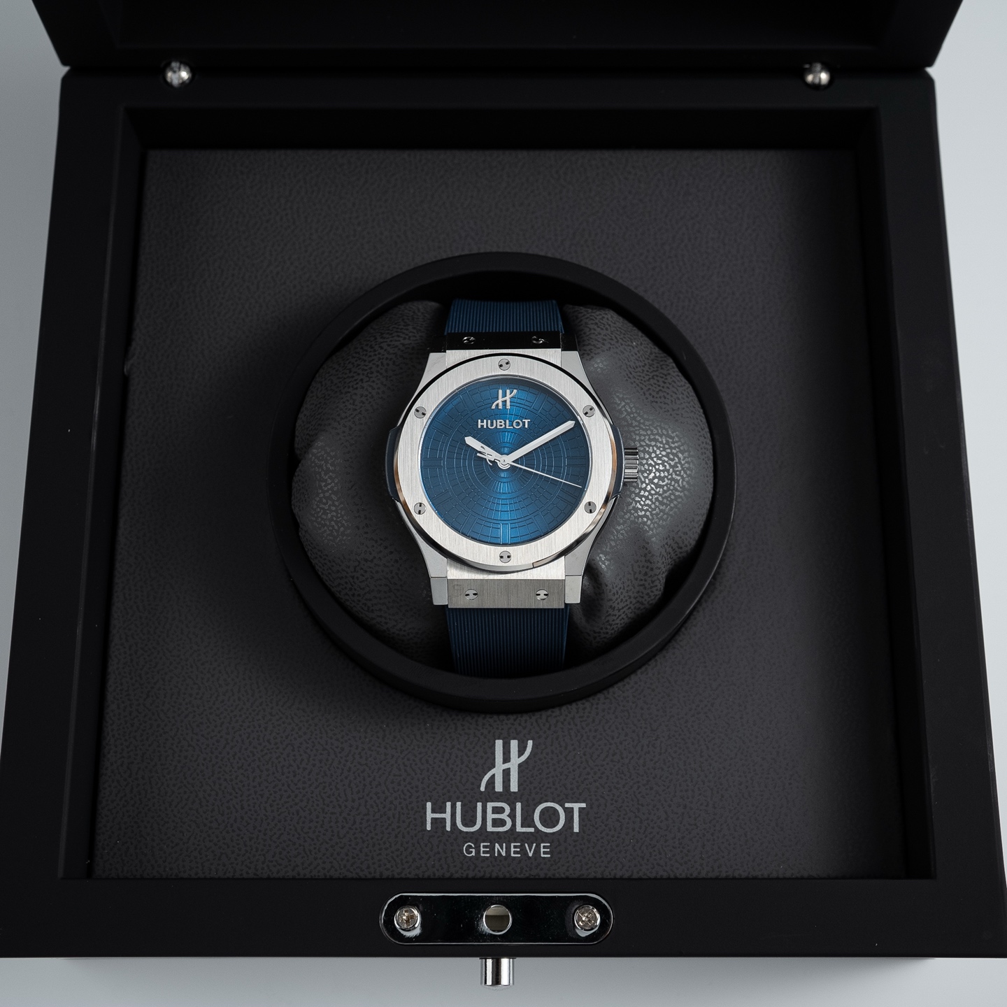 NO:617492,The new Hublot Classic Fusion 42mm HUBLOT Milan Boutique's limited edition collaboration, the iconic Galleria Vittorio Emanuele. This classic fusion joint limited edition has become a wrist symbiosis between architectural aesthetics and advanced watchmaking - this is also the first collaborative masterpiece of Hublot Milan Boutique, completing the two-way journey between landmarks and watchmaking art. It is equipped with Hublot's self-made HUB automatic movement. The daylight blue enamel craftsmanship of the dial is the core of quality. Using the 'Grand Feu Enamel' technique, it needs to be fired in a high-temperature kiln at least 5 degrees Celsius. The temperature difference of each firing needs to be controlled within ±5 degrees Celsius, so that the radial texture of the replica Milan dome can be clear and sharp, while showing the unique warm luster of enamel. The natural scrap rate of this process is over 60, making every dial an unreplicable handmade work of art. The black ceramic version uses Hublot's signature high-temperature sintering process and is calcined at a constant temperature of ℃ and then precision polished. It not only achieves Mohs hardness level 9 scratch-resistant and wear-resistant properties, but also has a matte texture that perfectly matches the cold texture of Milanese architecture. At the same time, it is fired in a vacuum environment to avoid impurities, ensuring that the color of each case is uniform and flawless. The titanium metal model has been treated with dual processes of sandblasting and brushing to maintain a light body feel with a low density of 4.5g/cm (only 60 of steel). The anodized layer on the surface enhances corrosion resistance, and the satin texture takes into account both wear resistance and visual luxury for daily wear.19860909新款宇舶经典融合42mm HUBLOT 米蘭精品店的合作限量版,米標誌性的Galleria Vittorio Emanuele 这款经典融合联名限量款,成了建筑美学与高级制表的腕间共生体——这也是宇舶米兰精品店的首次合作力作,完成地标与制表艺术的双向奔赴.搭载的宇舶自制HUB自动机芯 表盘的日光蓝珐琅工艺是品质核心.采用“大明火珐琅”技法,需经至少5次℃高温窑烧,每一次烧制的温度差需控制在±5℃内,才能让复刻米兰穹顶的放射状纹理既清晰锐利,又呈现珐琅独有的温润光泽——这一工艺的天然废品率超60,也让每一枚表盘都是不可复制的手工艺术品. 黑陶瓷版本采用宇舶标志性的高温烧结工艺经℃恒温煅烧后精密抛光,既达成莫氏硬度9级的抗刮耐磨属性,哑光质感又完美匹配米兰建筑的冷冽肌理,同时通过真空环境烧制避免杂质,确保每一枚表壳色泽均匀无瑕疵 钛金属款经喷砂+拉丝双工艺处理在保持4.5g/cm低密度（仅为钢的60）的轻盈体感同时,表面阳极氧化层强化了耐腐蚀性,缎面质感兼顾日常佩戴的耐磨与视觉高级感,,Watch